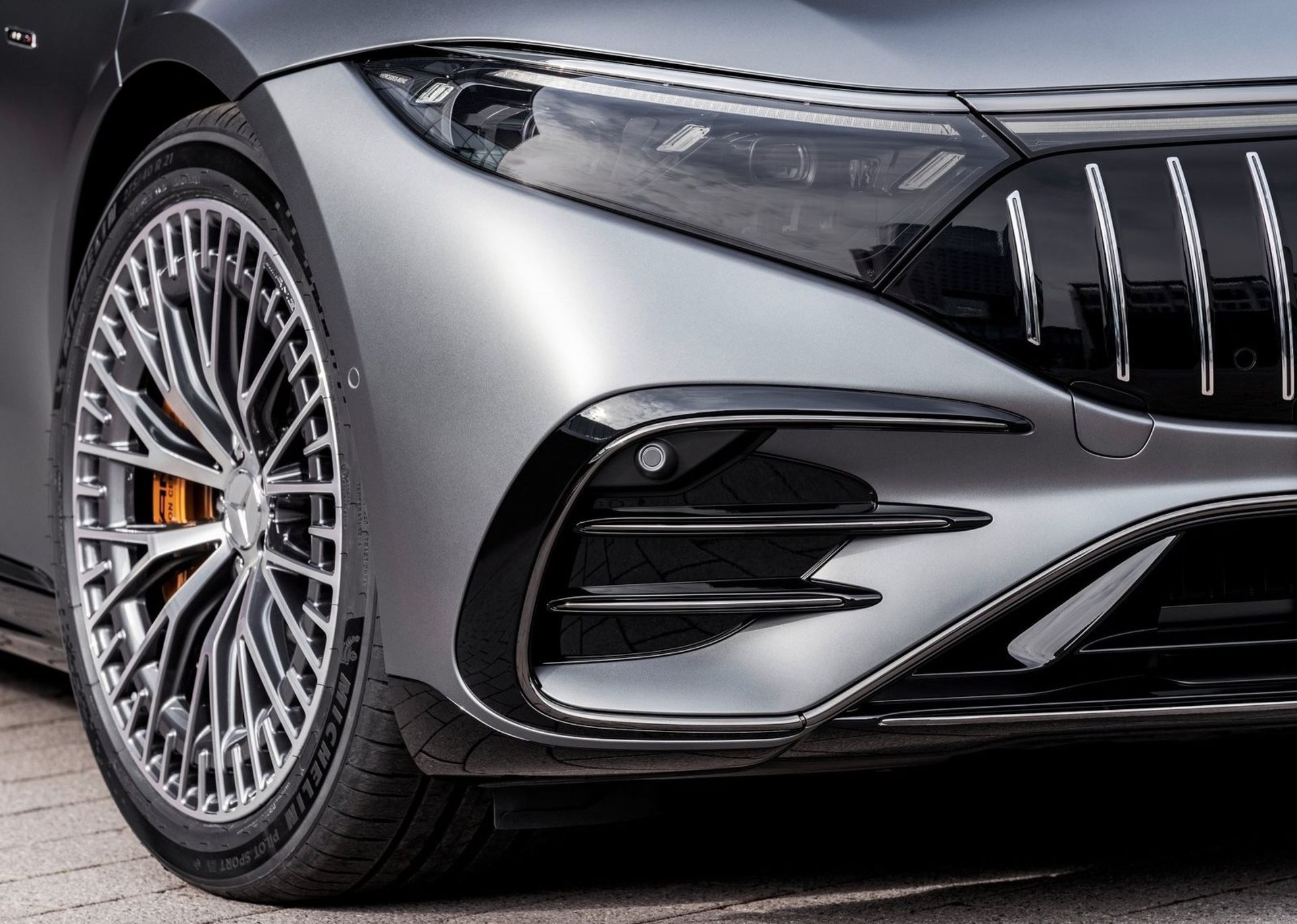 Mercedes AMG EQS 53 نمای چرخ و سپر مرسدس آام جی برقی