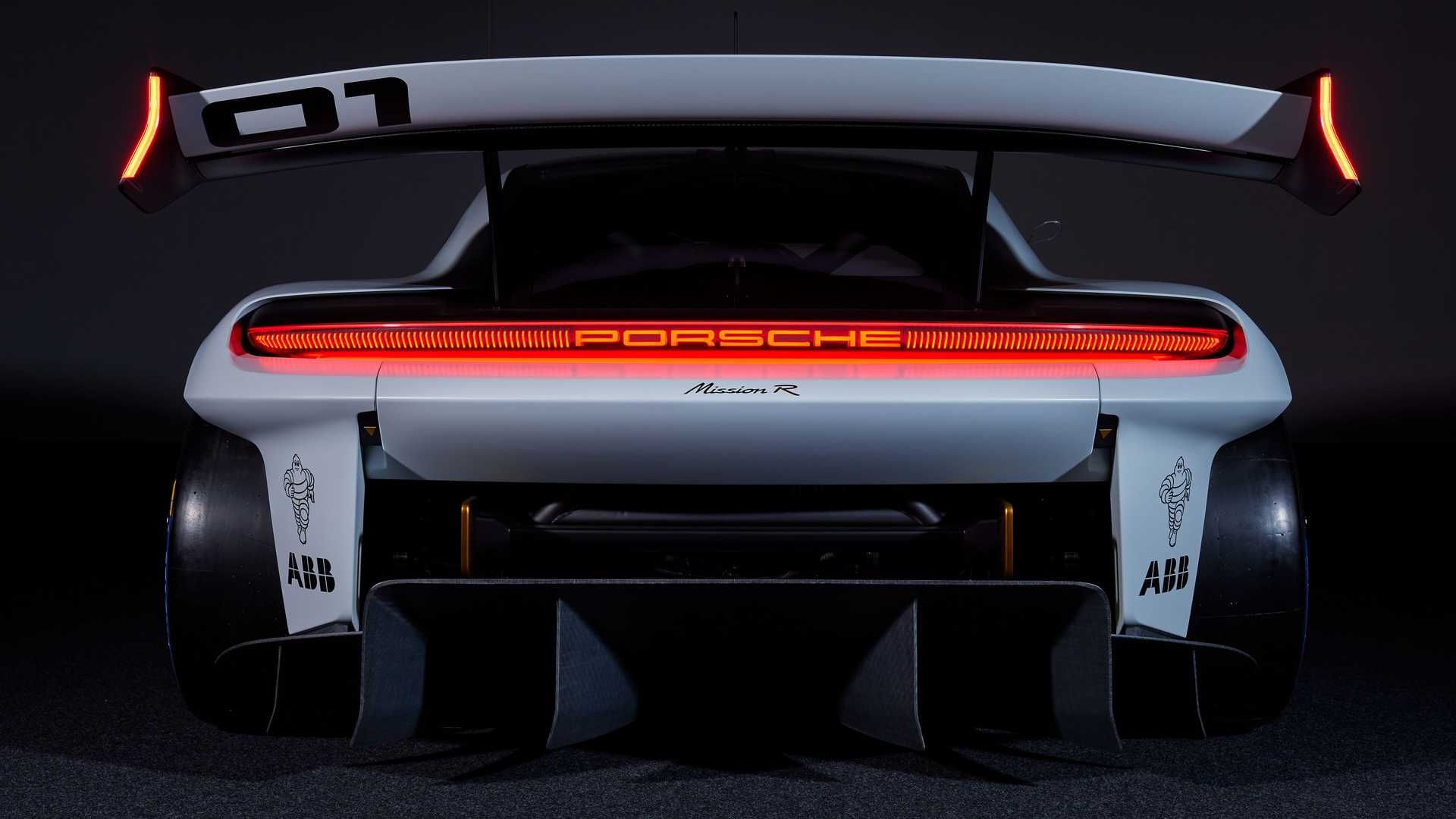 نمای عقب خودروی الکتریکی مفهومی پورشه میشن آر / Porsche Mission R Concept EV