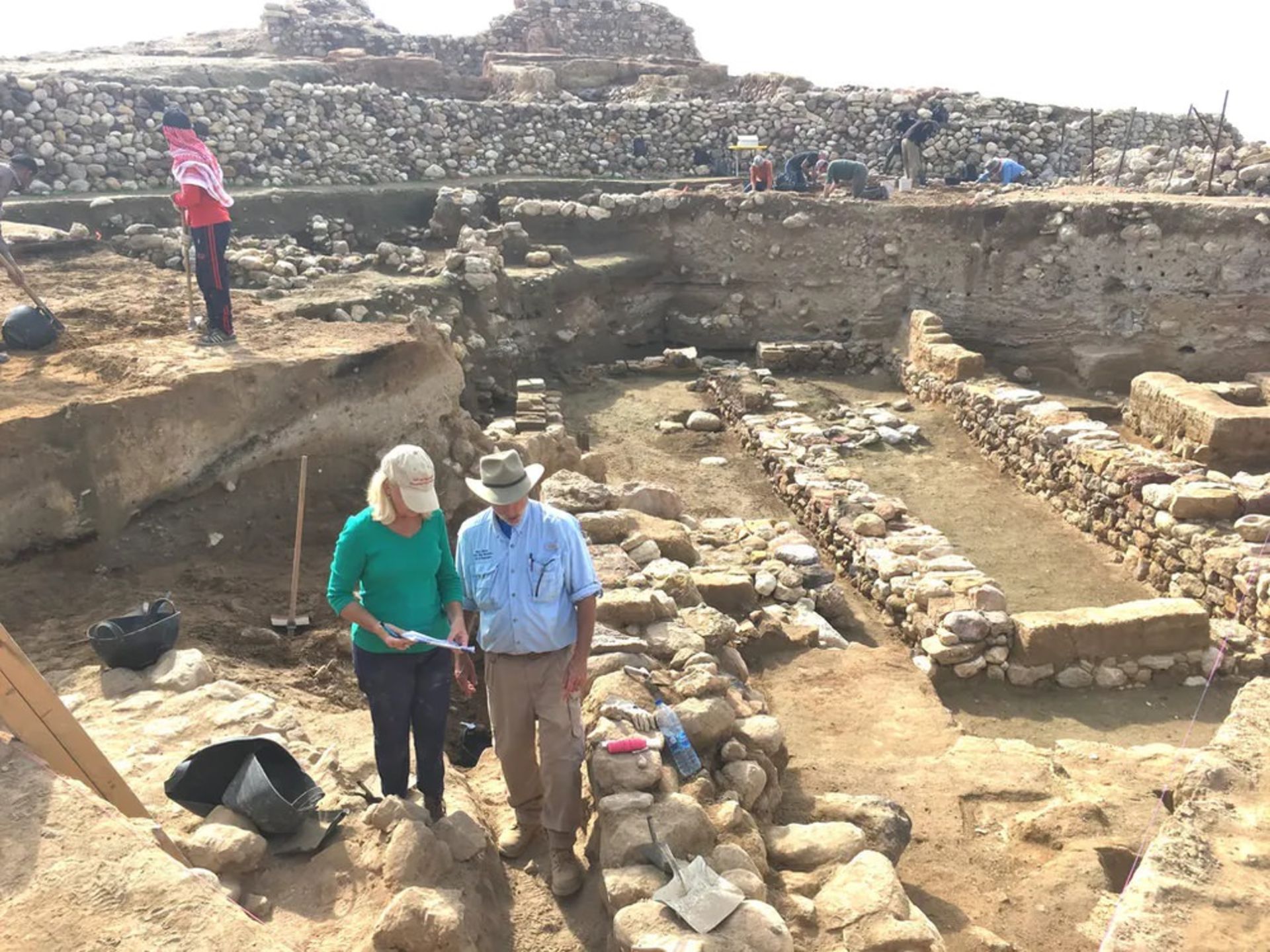 پژوهشگران در محوطه باستان شناسی تال الحمام