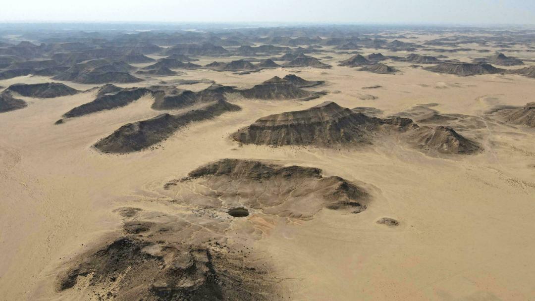 نمای هوایی از چاه برهوت یا چاه دوزح