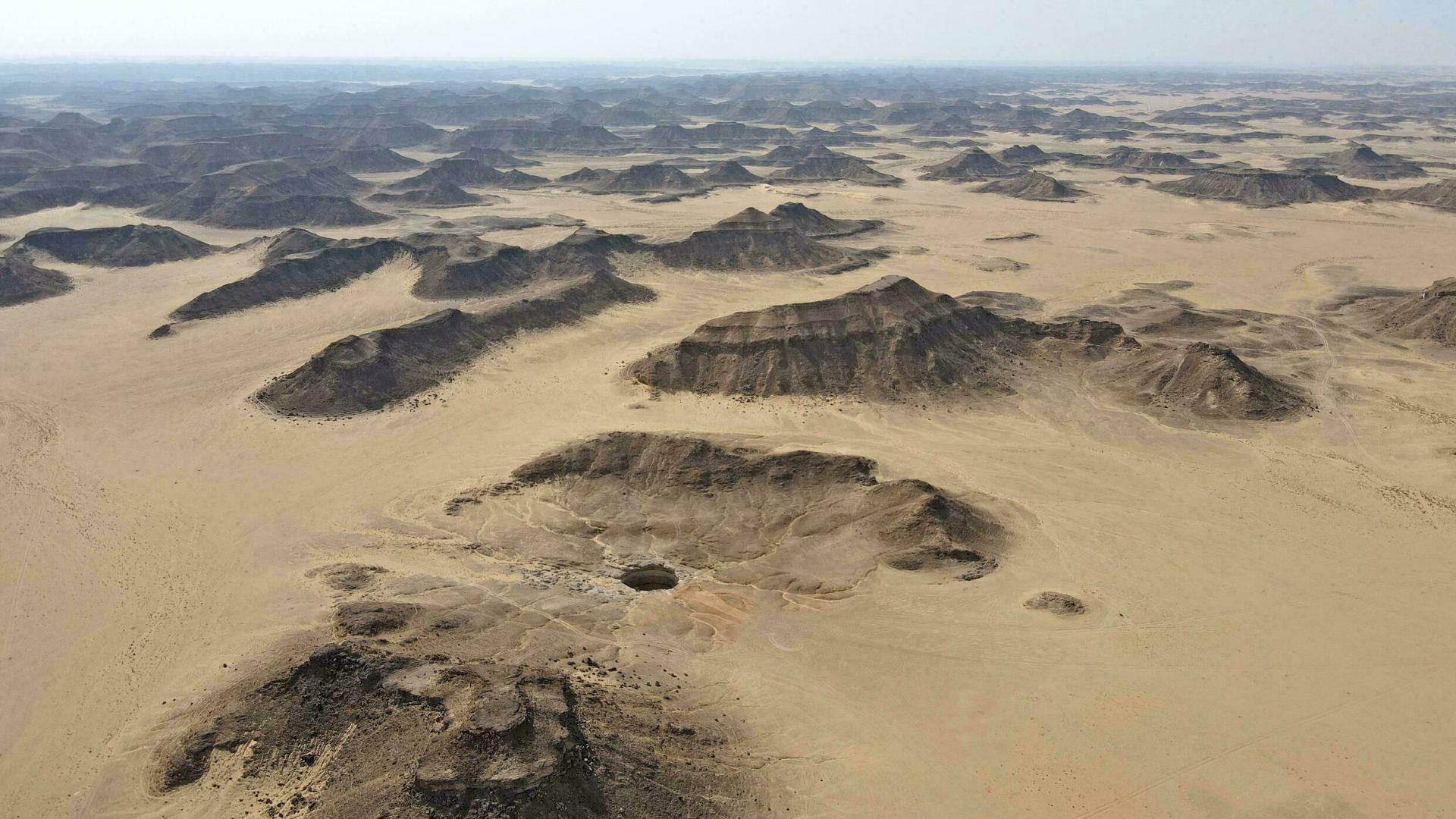 نمای هوایی از چاه برهوت یا چاه دوزح