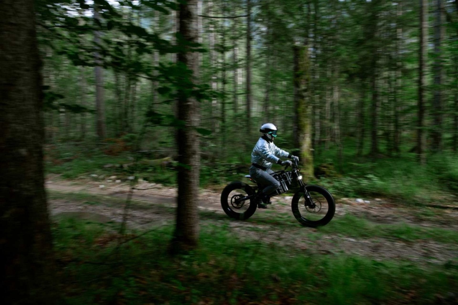 موتورسیکلت بی‌ام‌و موتوراد ویژن AMBY در حال حرکت