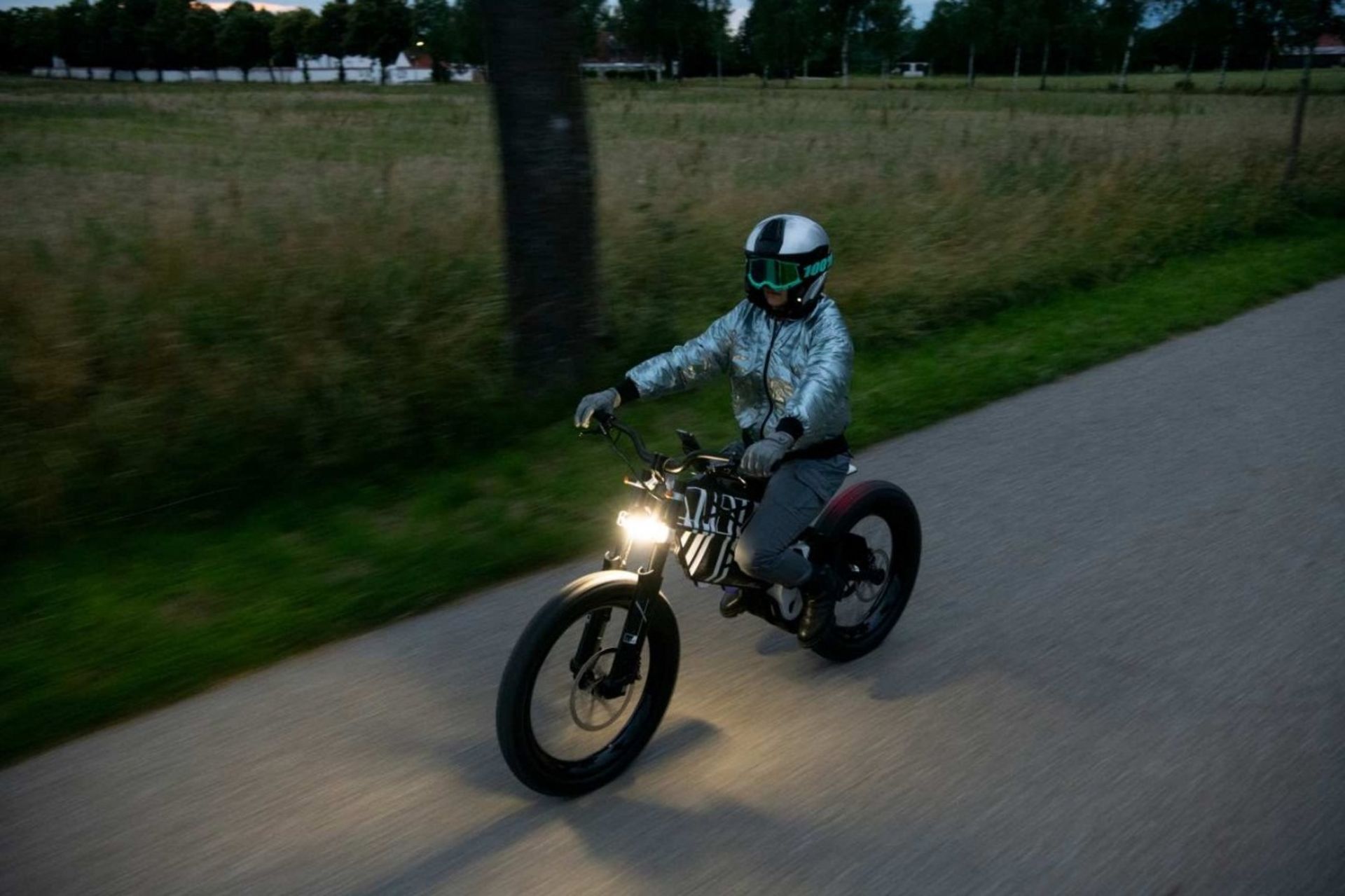 موتورسیکلت بی‌ام‌و موتوراد ویژن AMBY در حال حرکت در شب