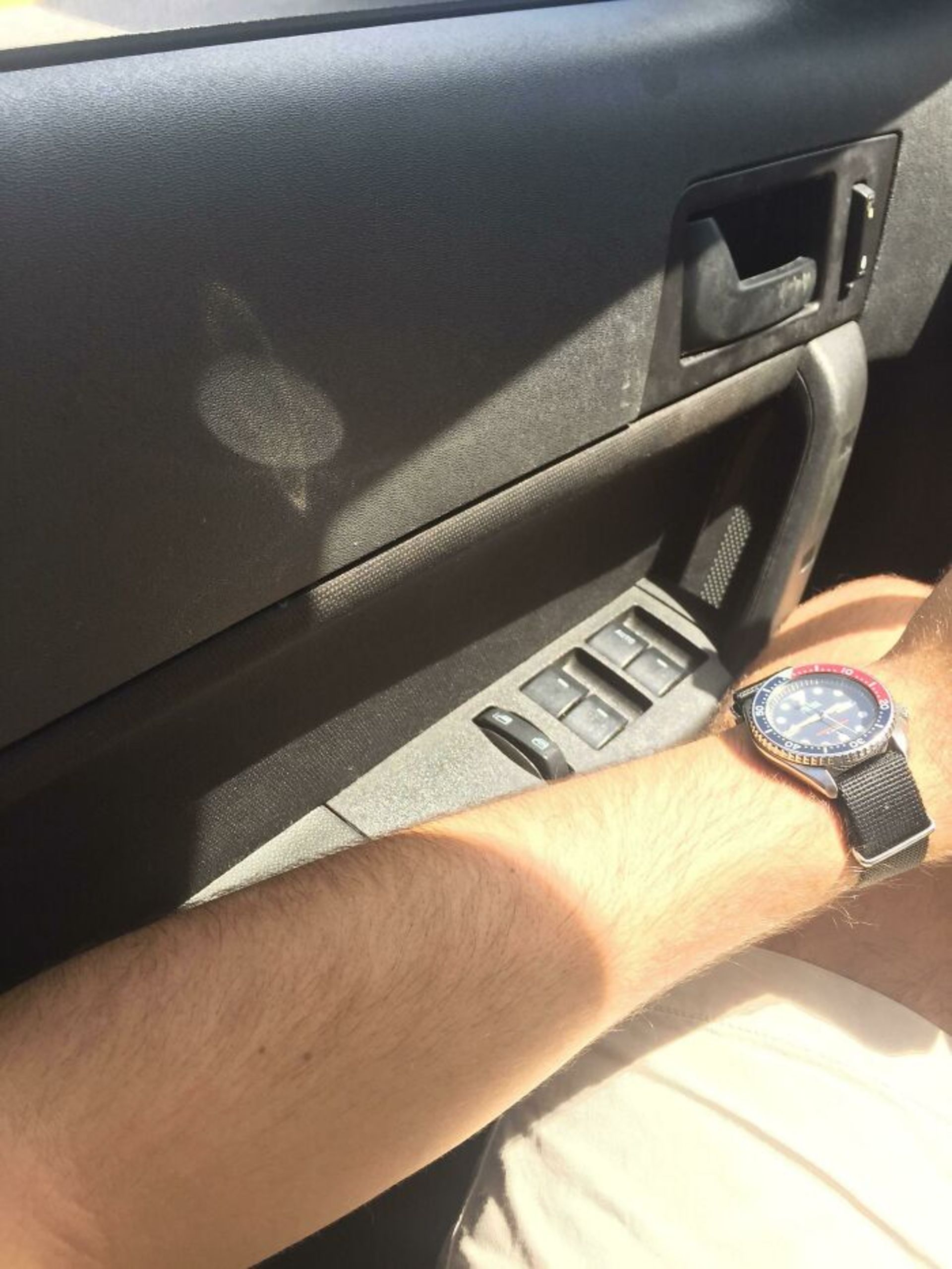 بازتاب ساعت روی در ماشین