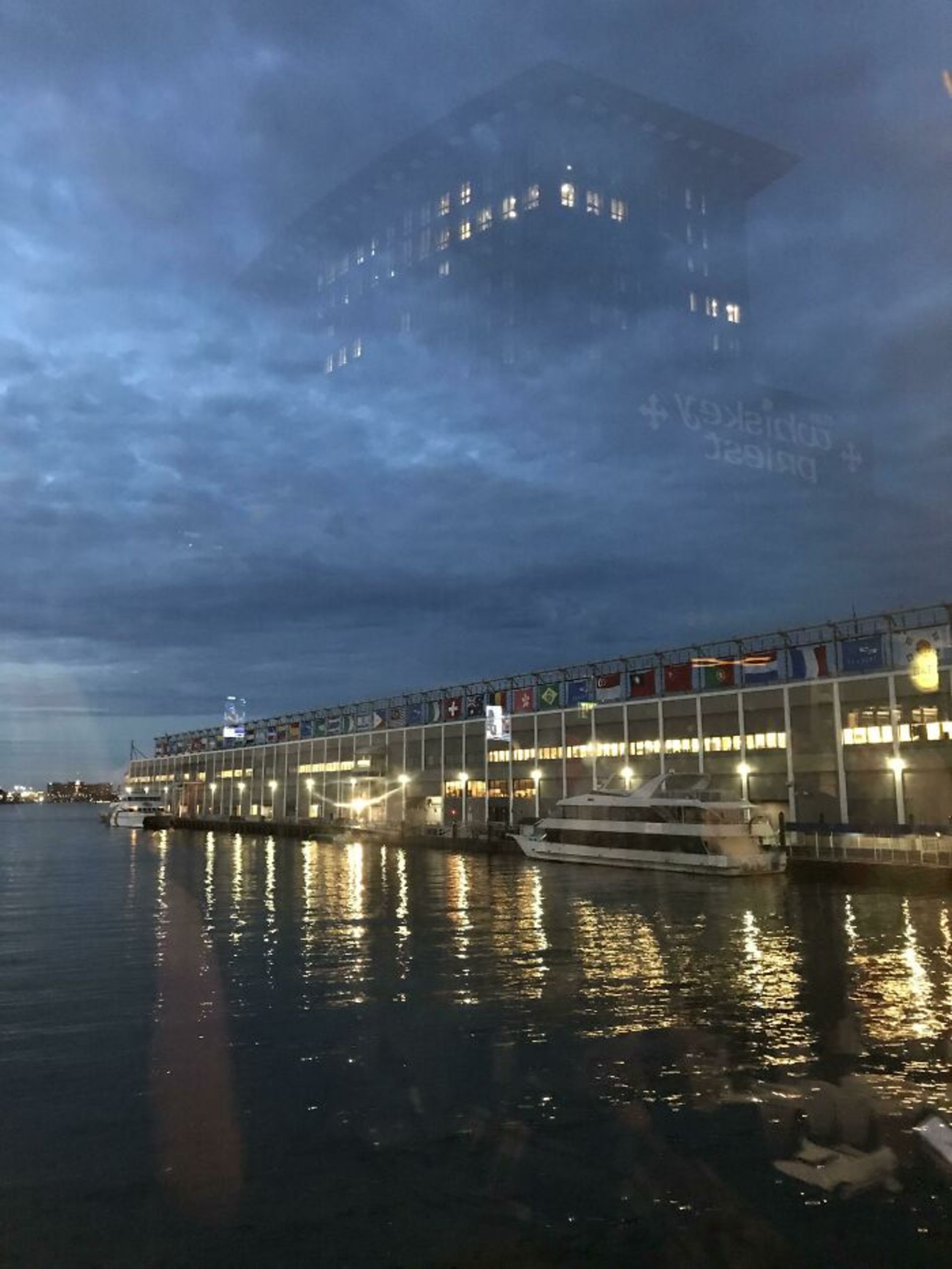 بازتاب جادویی ساختمان