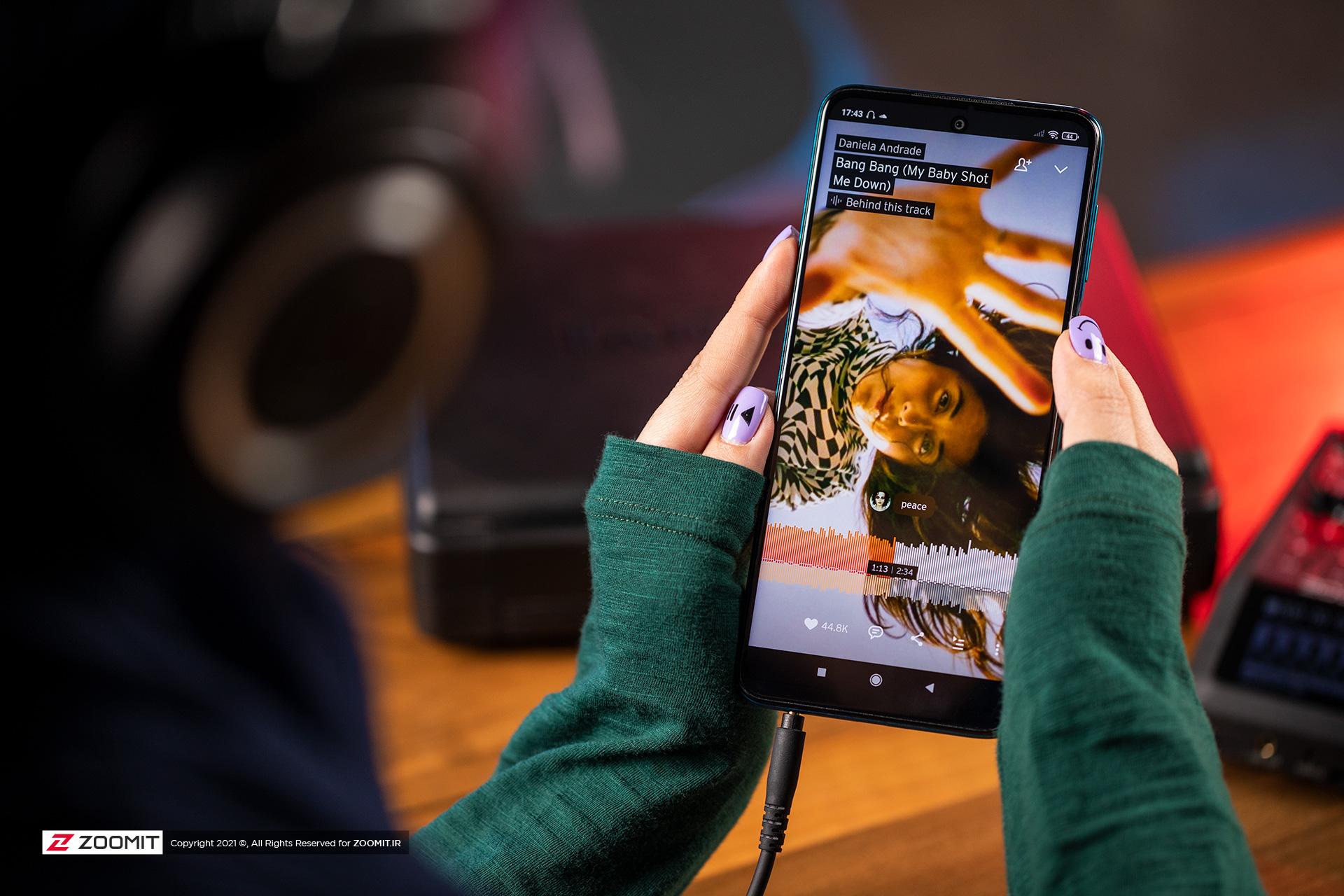 گوش دادن موسیقی با هدفون Audio Technica ATH M50X
