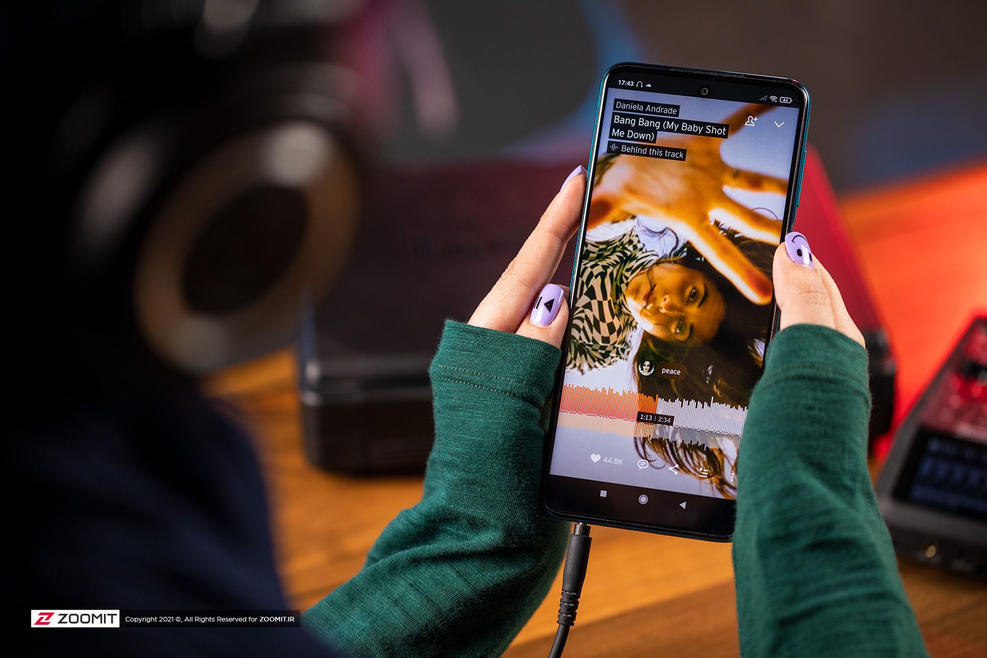 گوش دادن موسیقی با هدفون Audio Technica ATH M50X