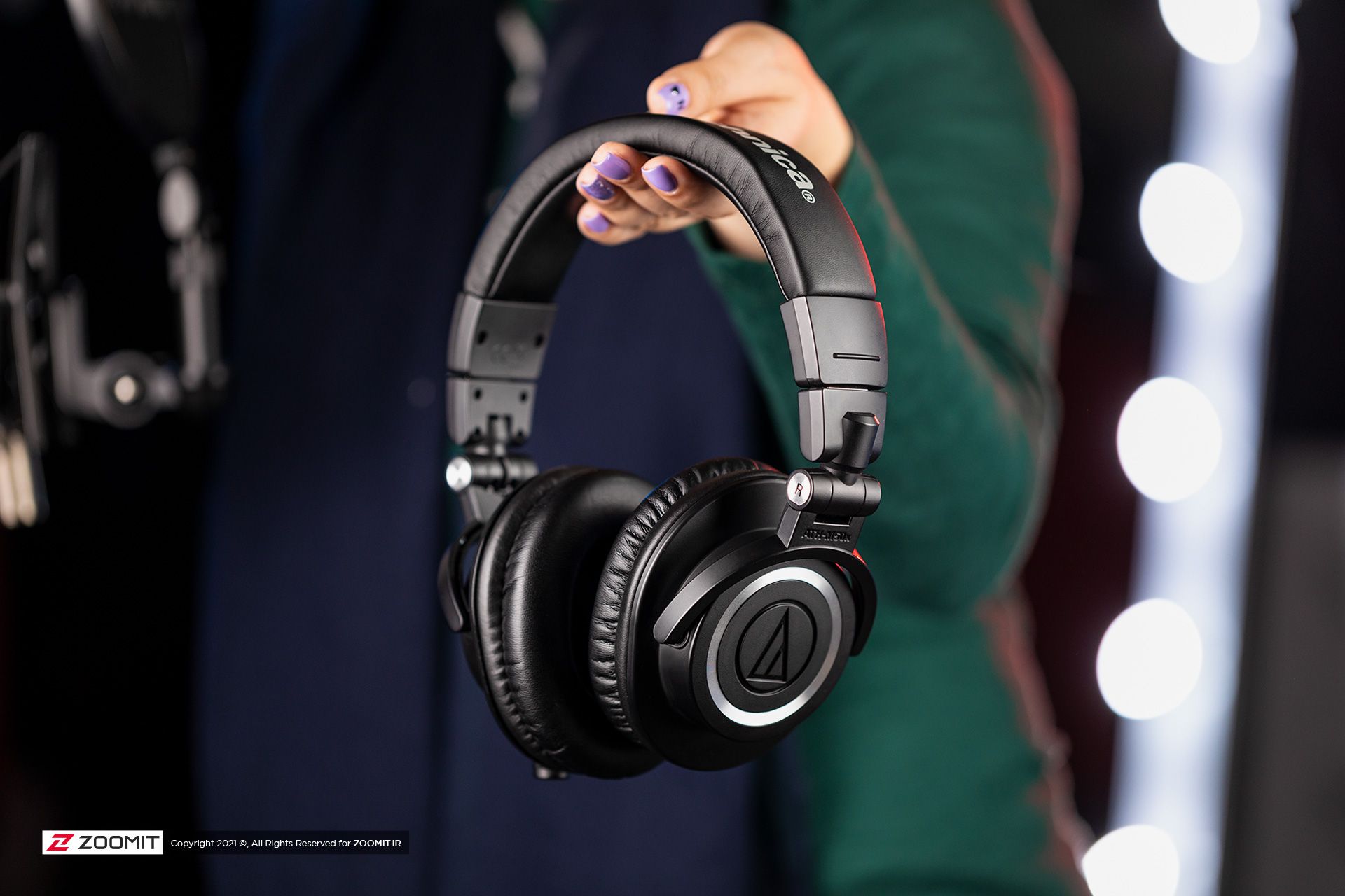 هدفون Audio Technica ATH M50X در دست