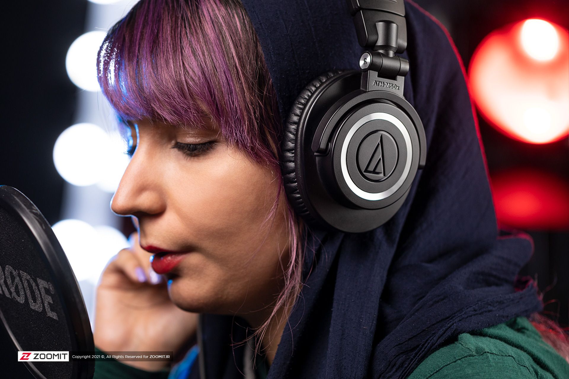هدفون Audio Technica ATH M50X روی گوش