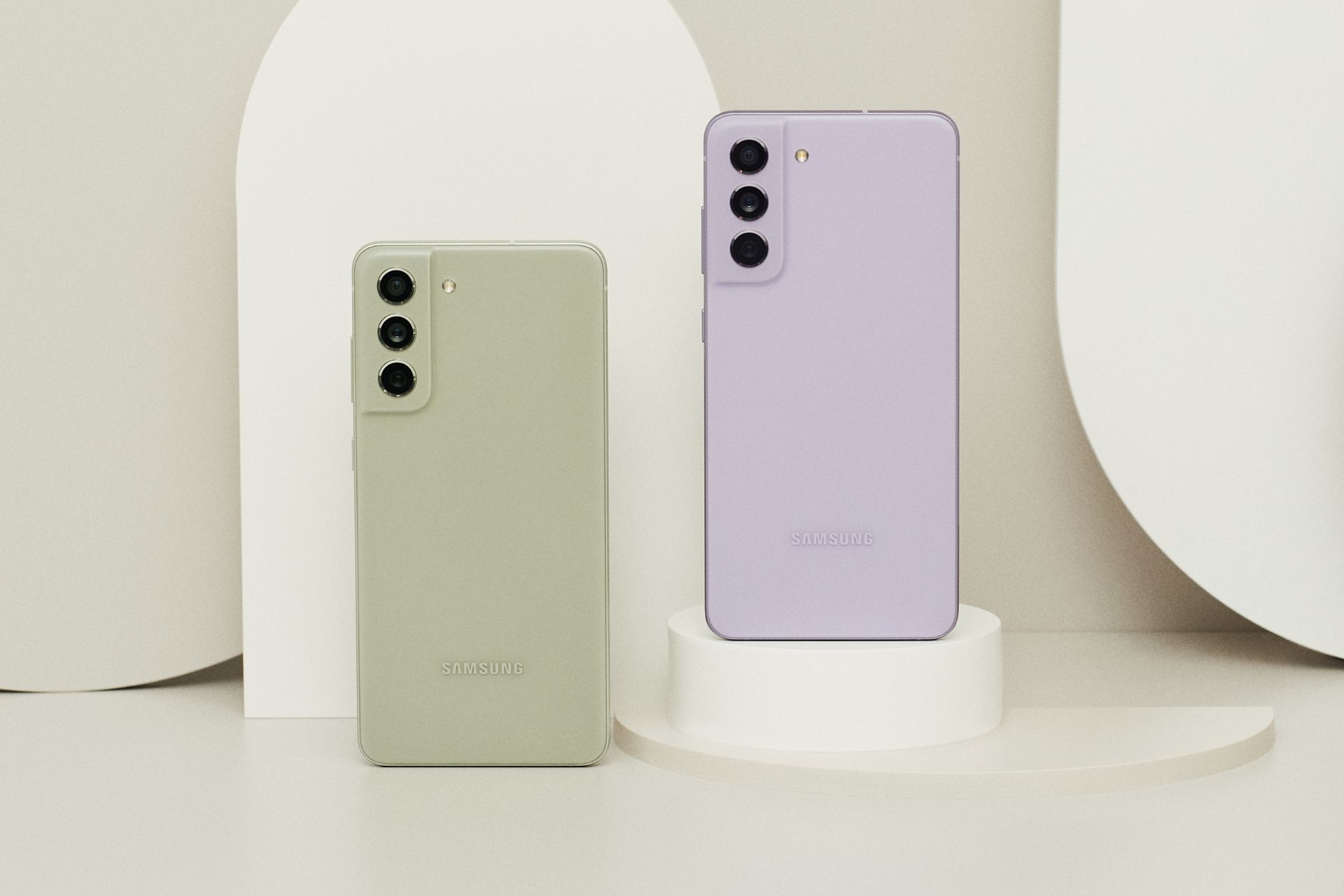 نمای پشت گلکسی S21 FE سامسونگ در دو رنگ / اس ۲۱ اف ای