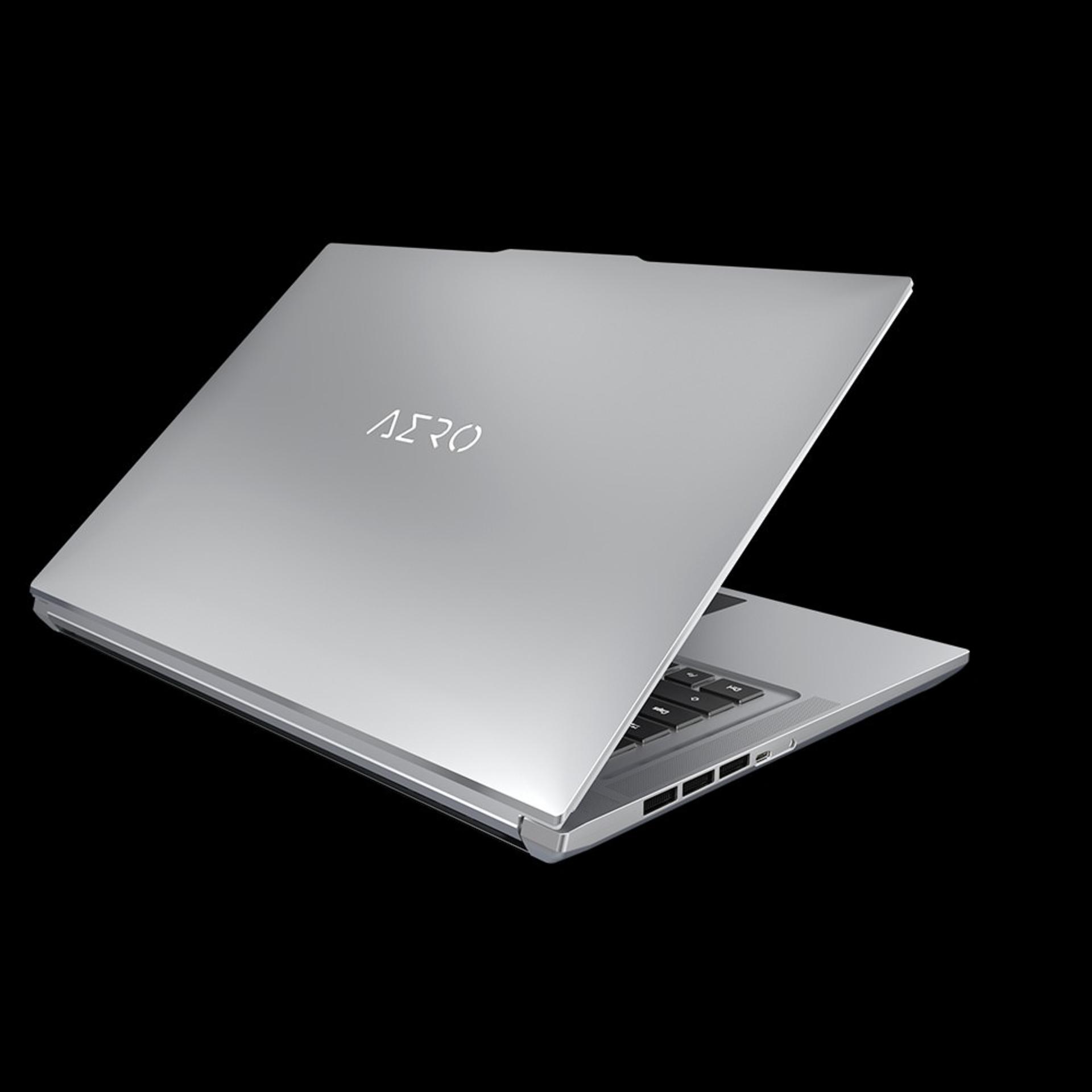 نمای پشت لپ‌تاپ aero 16 گیگابایت