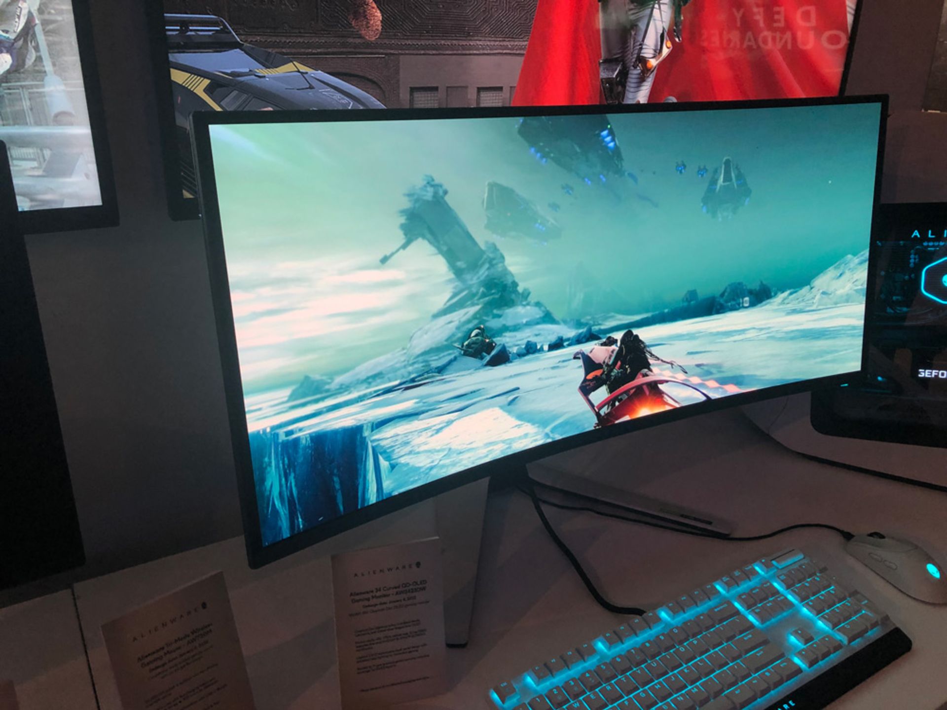 مانیتور Alienware AW3423DW با پنل QD-OLED به همراه کیبورد گیمینگ