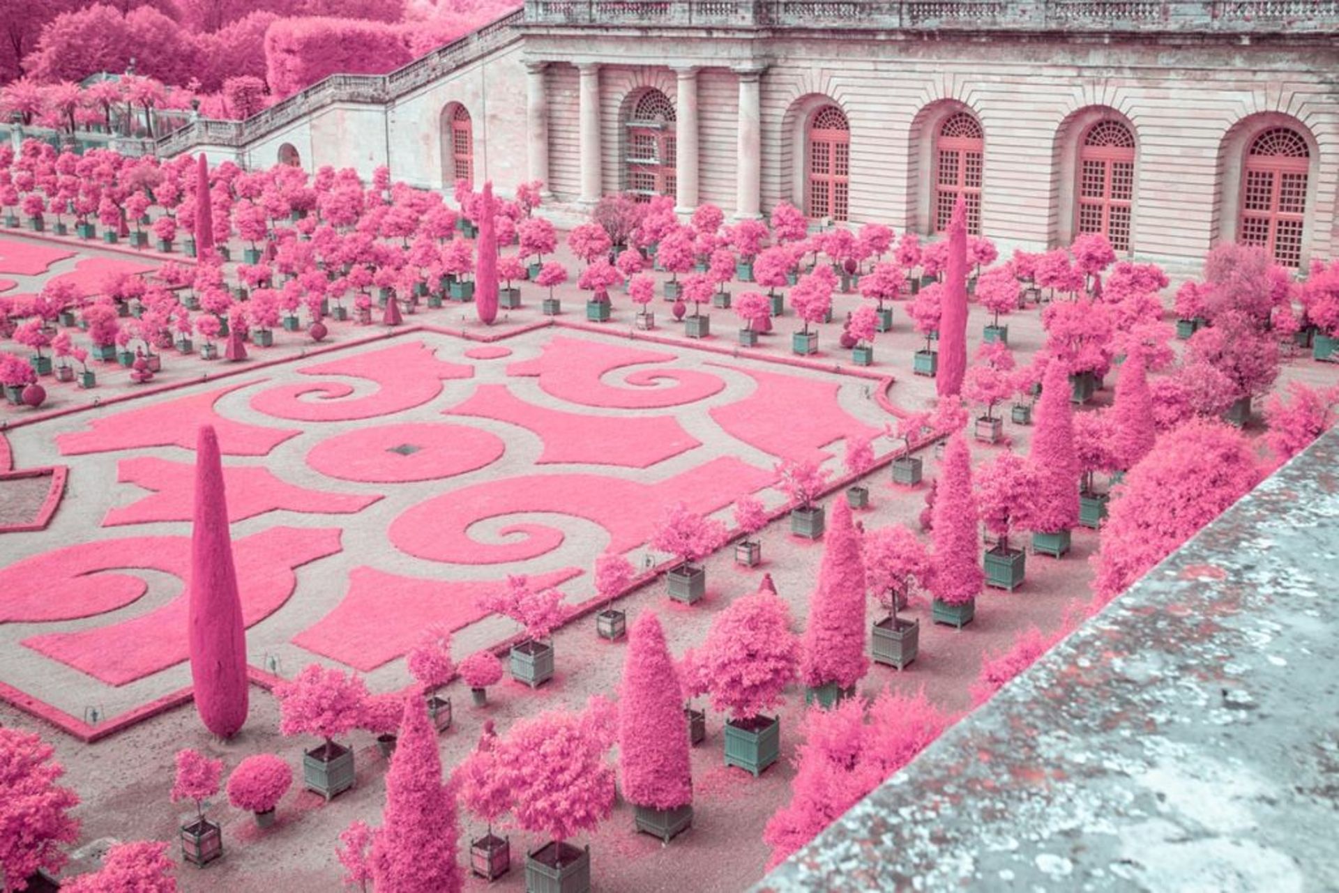 مناظر فرانسه- باغ زیبای قلعه صورتی