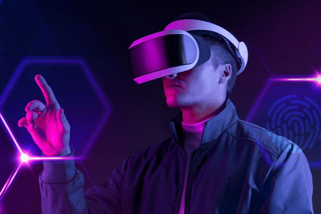 پسر با هدست واقعیت مجازی در متاورس / Metaverse