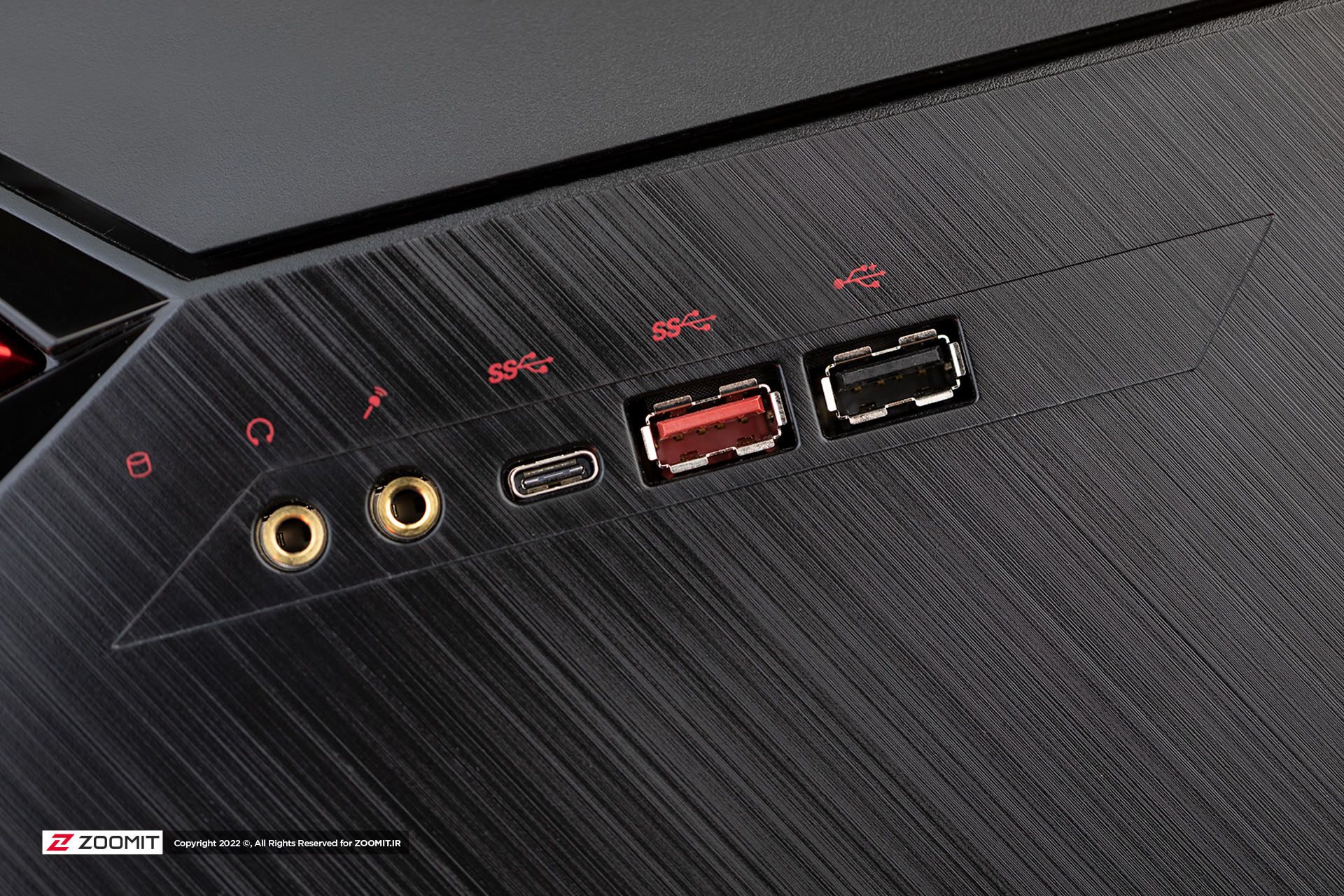 درگاه‌های جلویی کیس MSI MEG Infinite X 11th