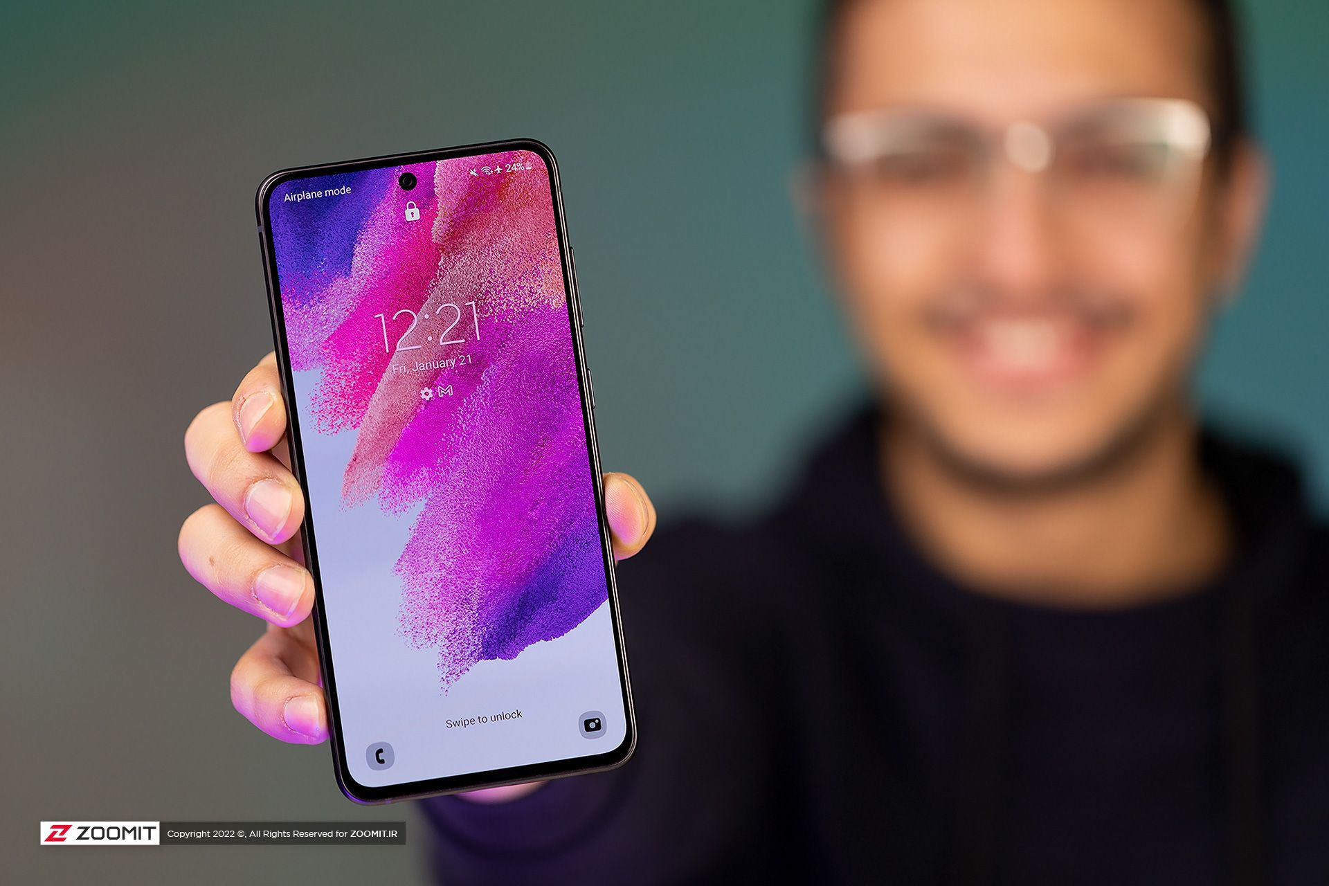 کاربر گلکسی S21 FE از مشکل خط سبز نمایشگر با آپدیت به One UI 6.1 خبر داد
