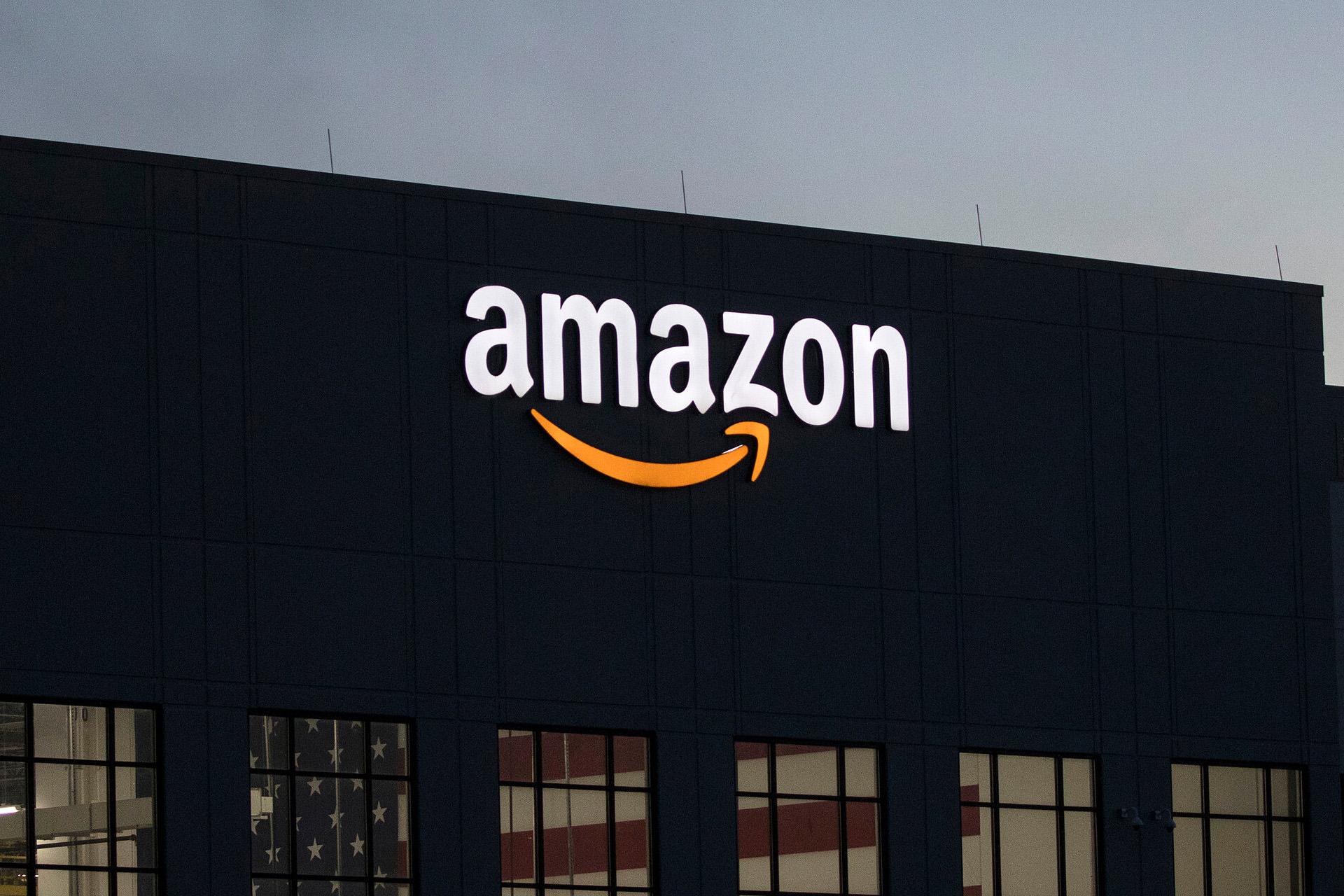 لوگو آمازون Amazon روی ساختمان شرکت در عصر تاریک
