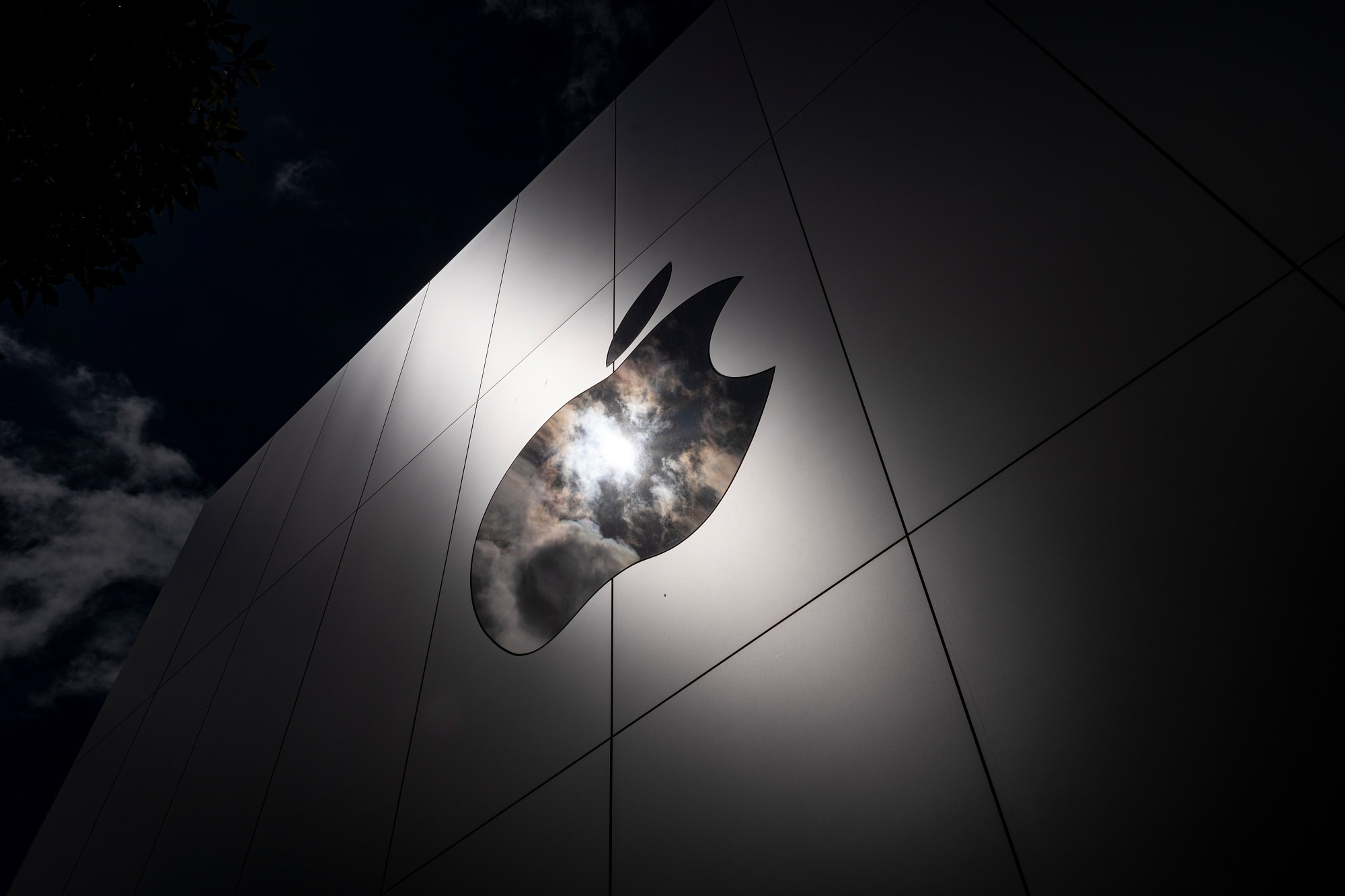 2022 10 apple logo store building dark 638bb8f0117a7eaec6e4f753