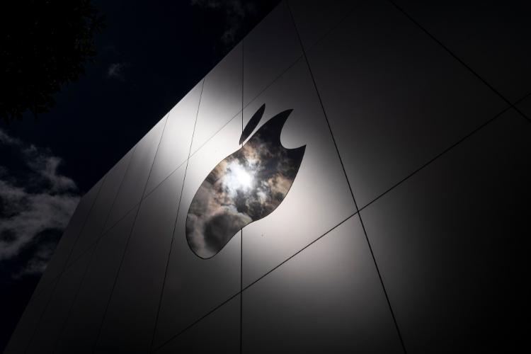 لوگو اپل Apple روی فروشگاه حضوری آسمان تاریک