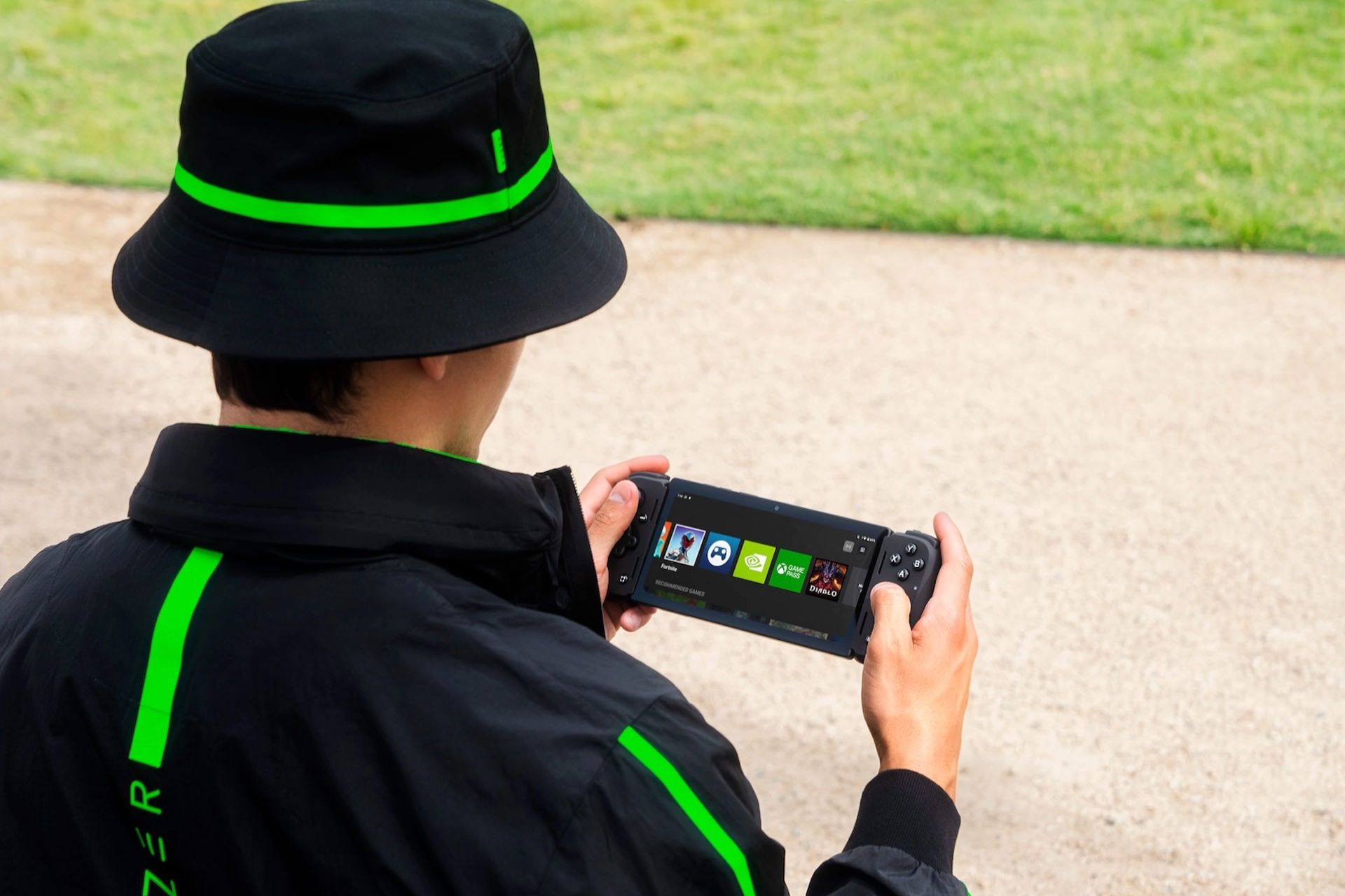 پسر با لباس و کلاه مشکی در حال بازی با کنسول ریزر اج Razer Edge