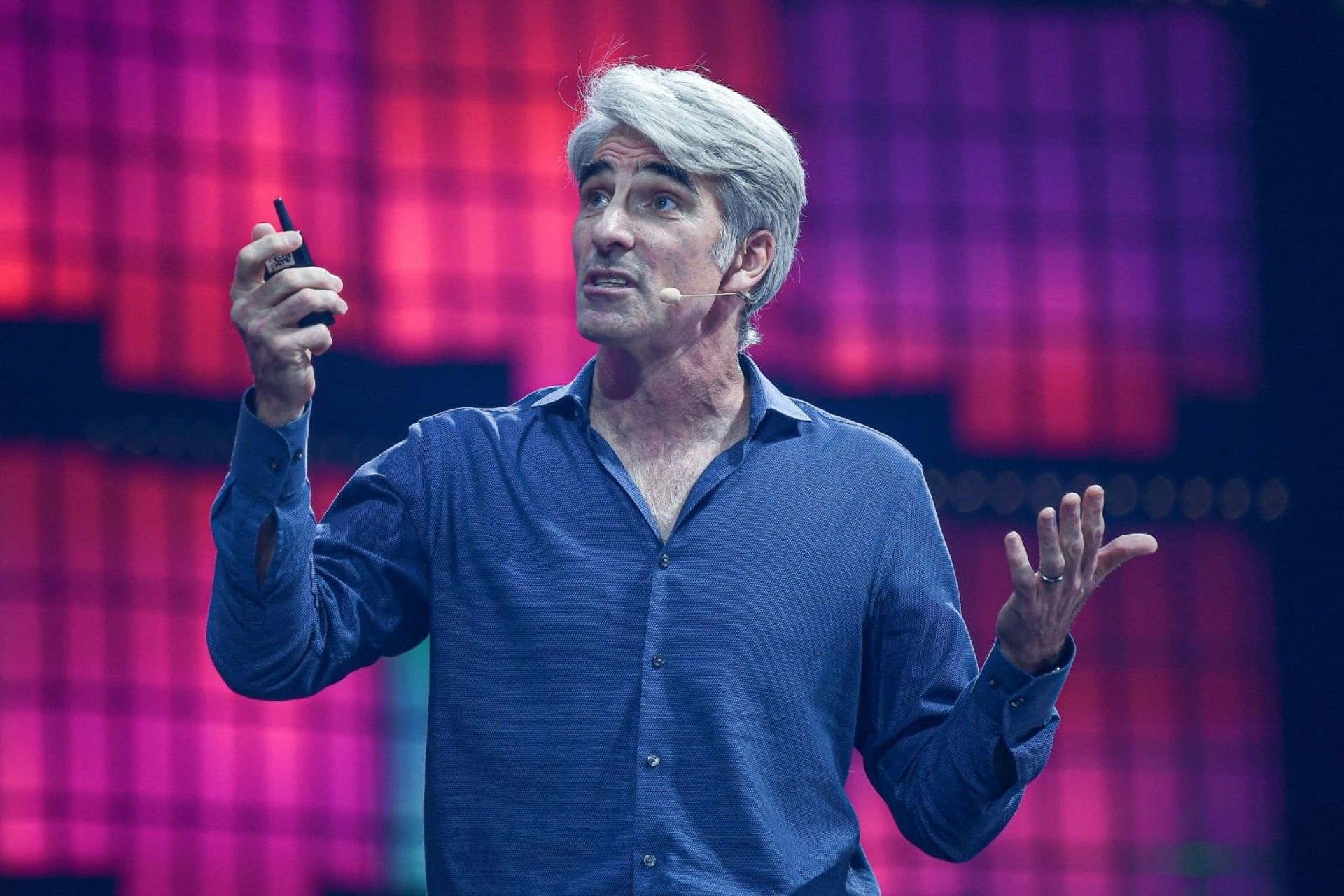 کریگ فدریگی / Craig Federighi رهبر تیم نرم افزار اپل Apple در حال سخنرانی