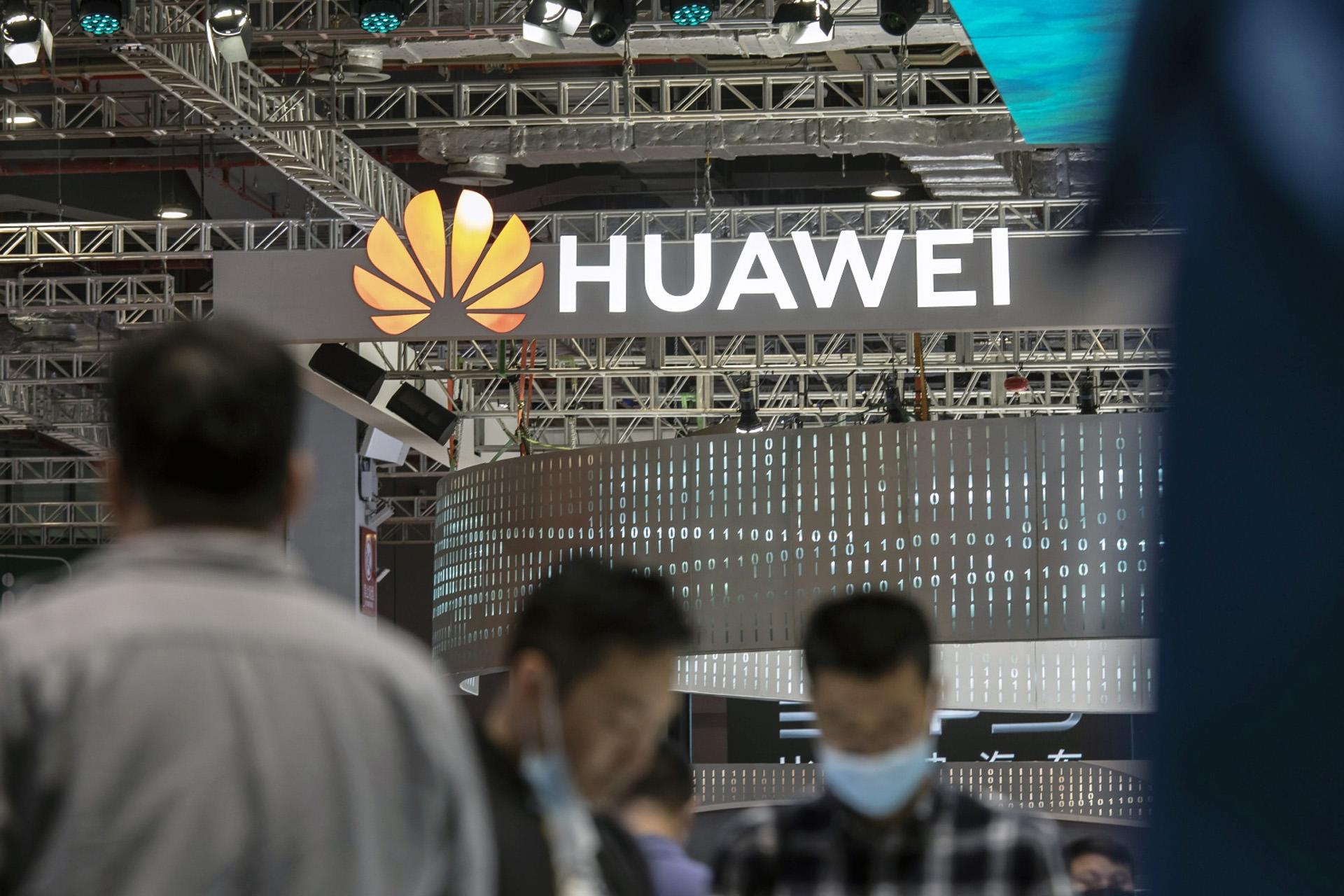 لوگو هواوی Huawei در داخل سالن نمایشگاه