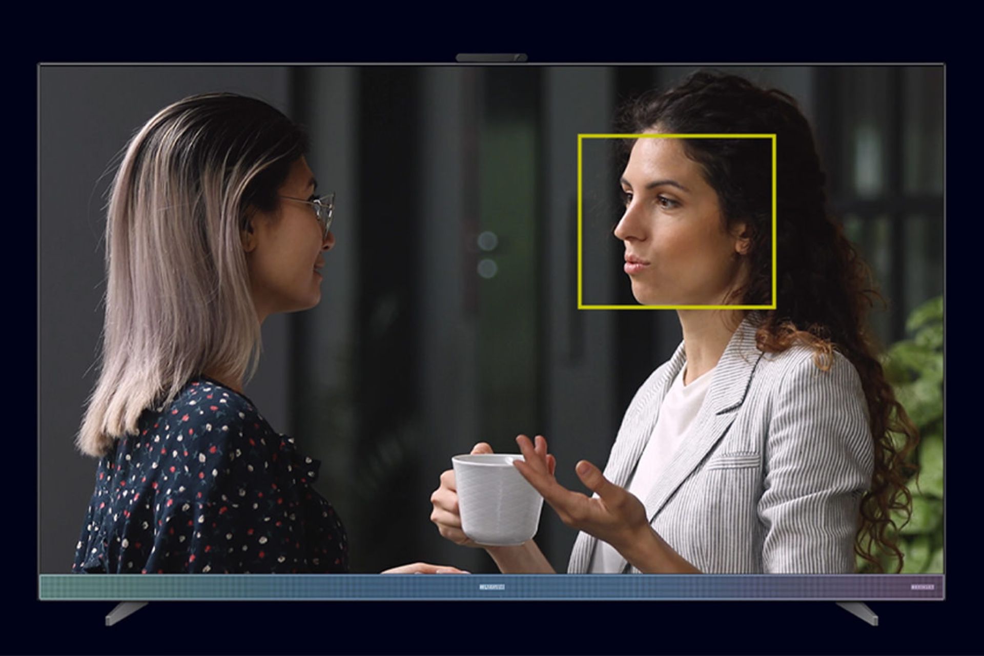 تلویزیون گیمینگ Z65 هواوی از نمای جلو دو زن در حال صحبت