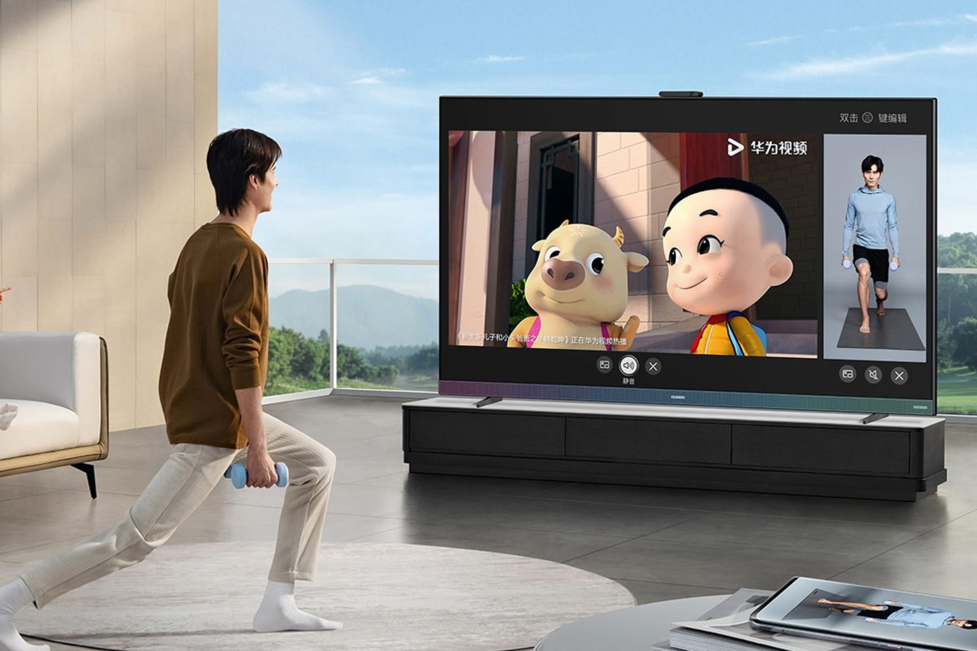 یک مرد در حال ورزش روبه‌روی تلویزیون گیمینگ Z65 هواوی