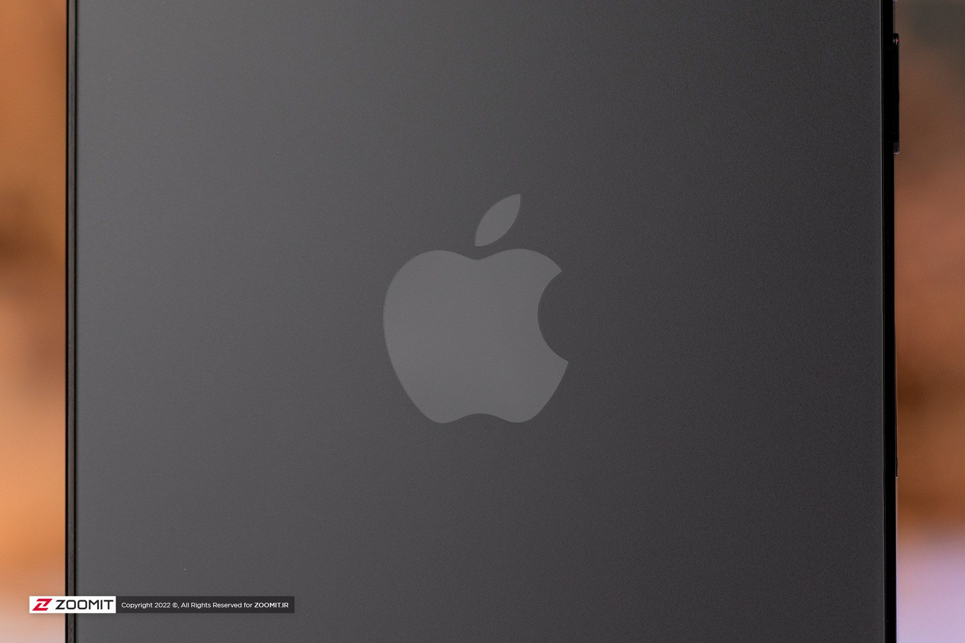 لوگوی اپل پشت آیفون ۱۴ پرو مکس