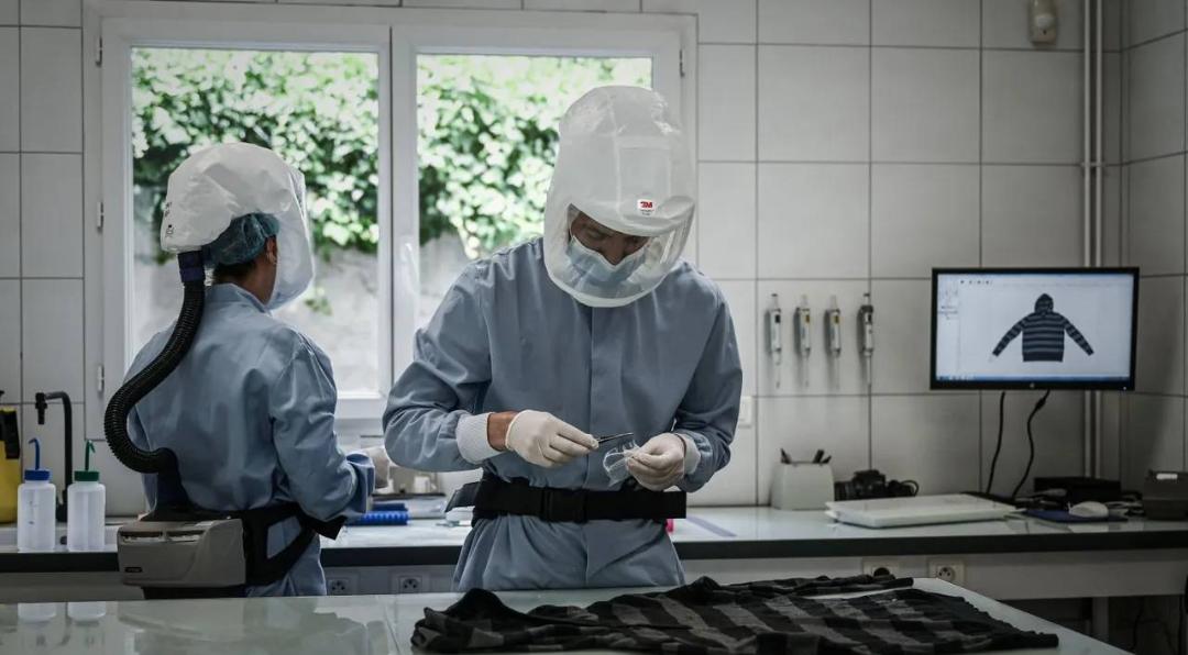 پژوهشگر در آزمایشگاه / lab