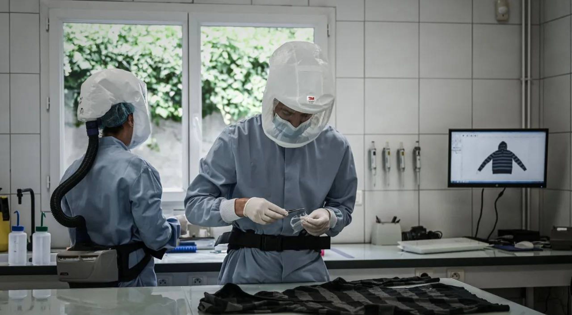 پژوهشگر در آزمایشگاه / lab