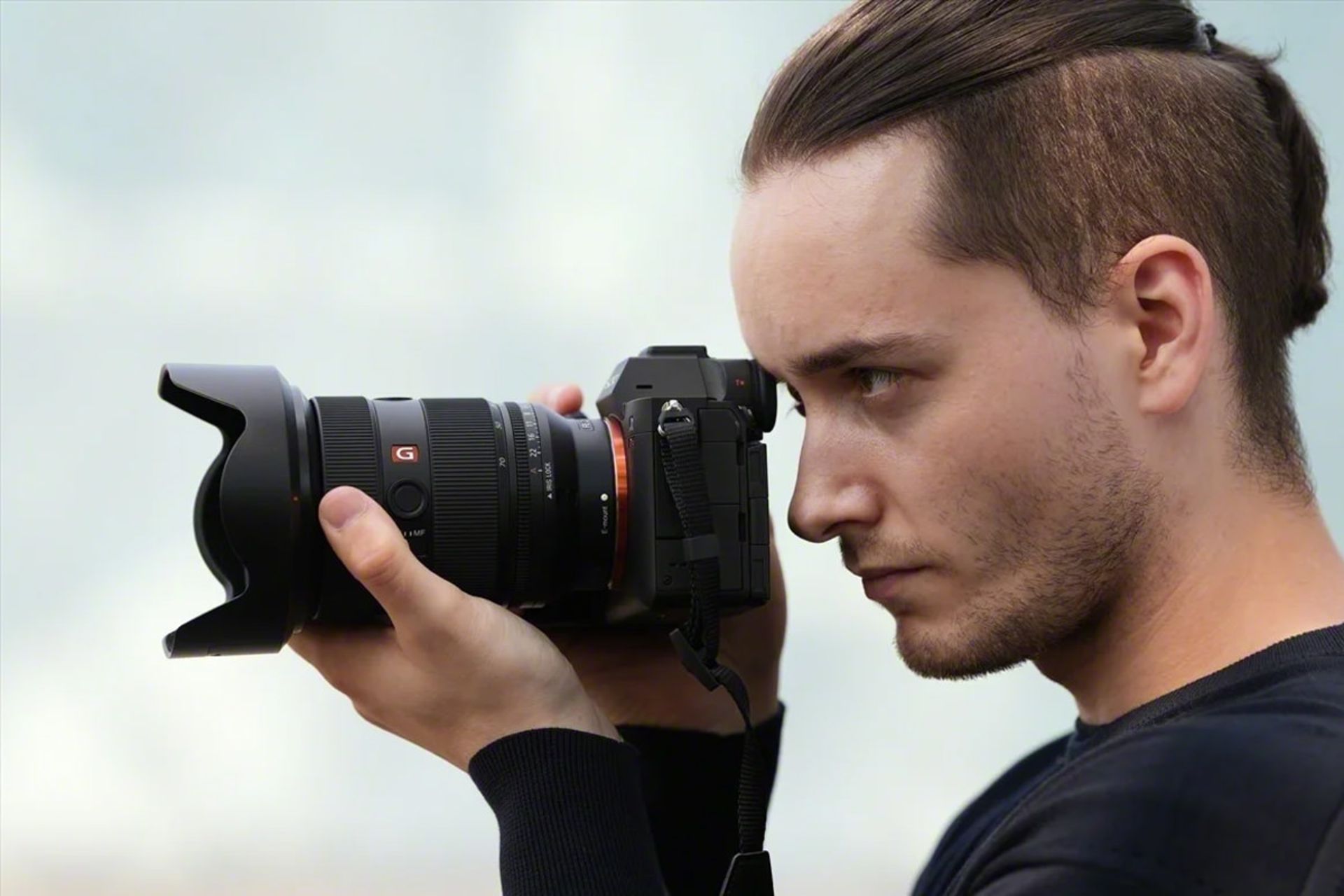 یک مرد در حال عکاسی با دوربین سونی Sony A7R V
