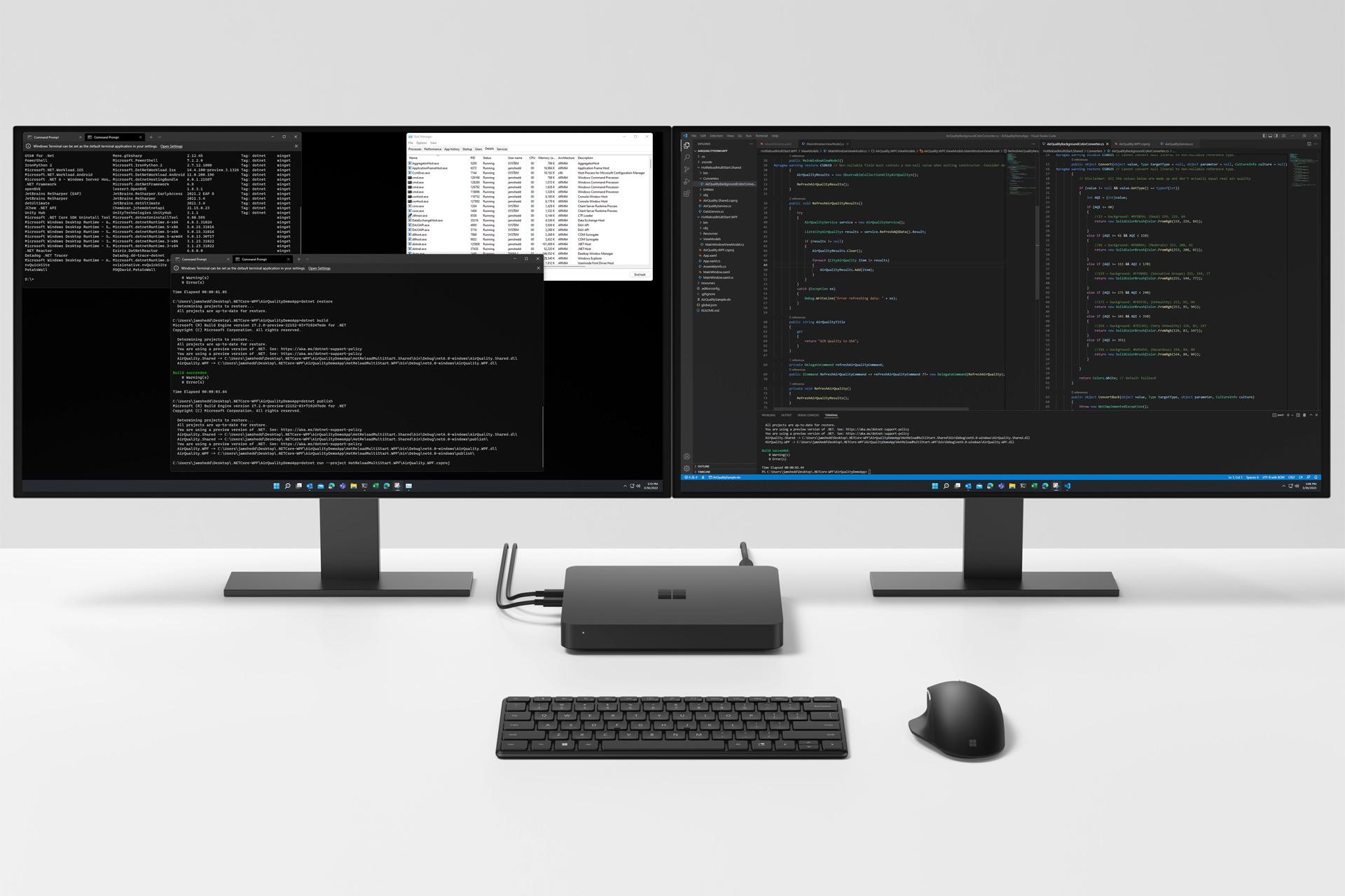 پروژه ولترا کیت توسعه ویندوز ۲۰۲۳ مایکروسافت Windows Dev Kit 2023 با دو مانیتور