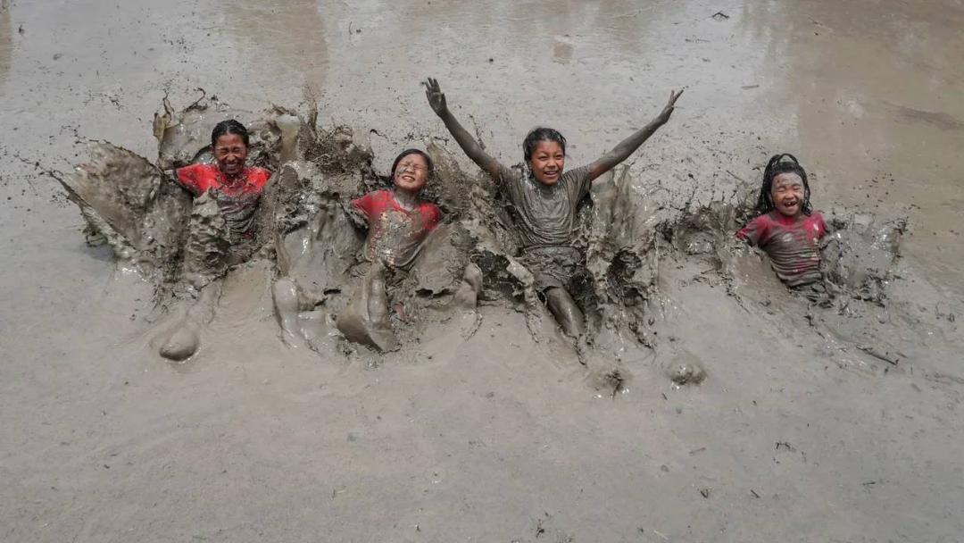 گل بازی کودکان در نپال / playing in mud