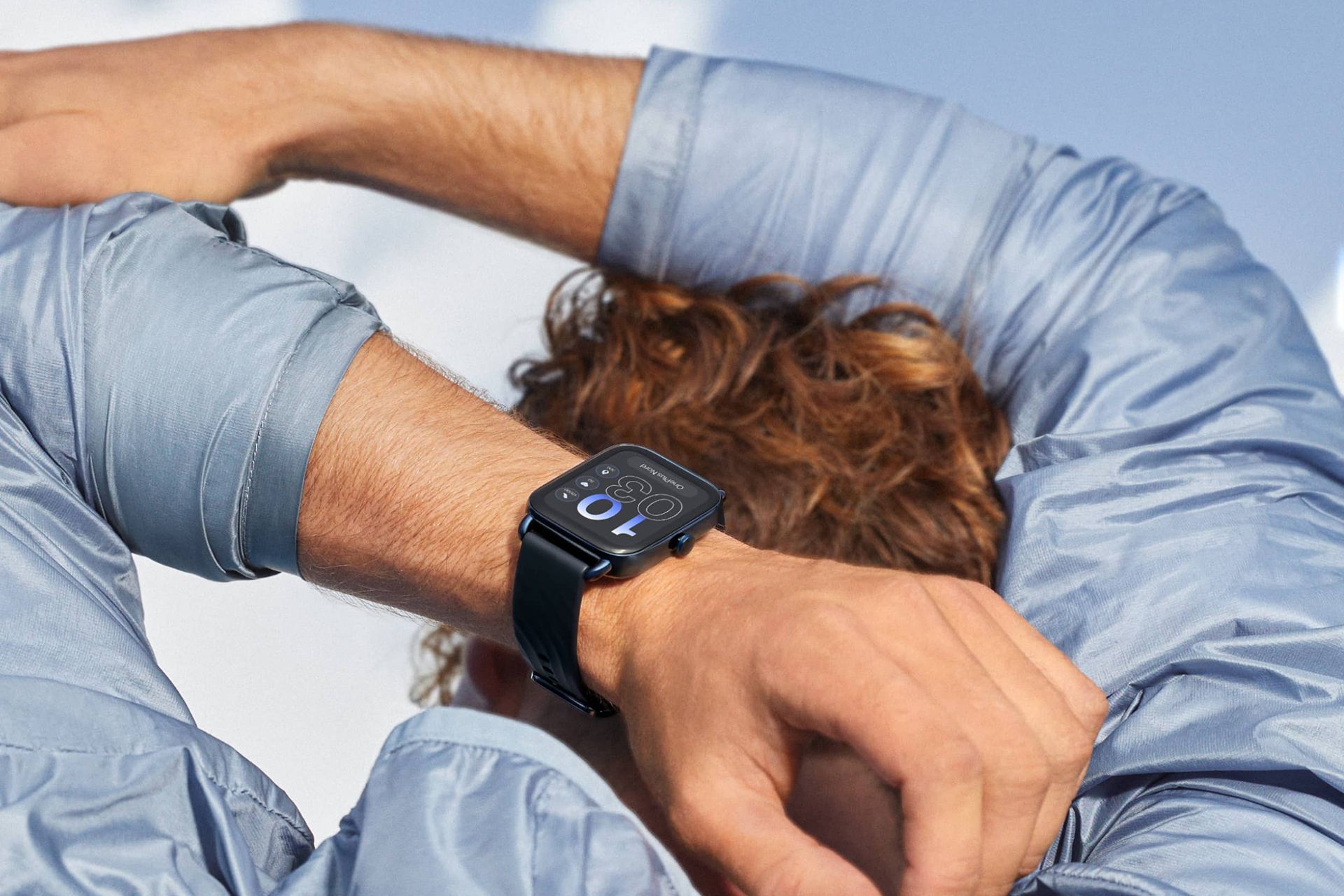 مردی که ساعت هوشمند نورد واچ را به دست دارد