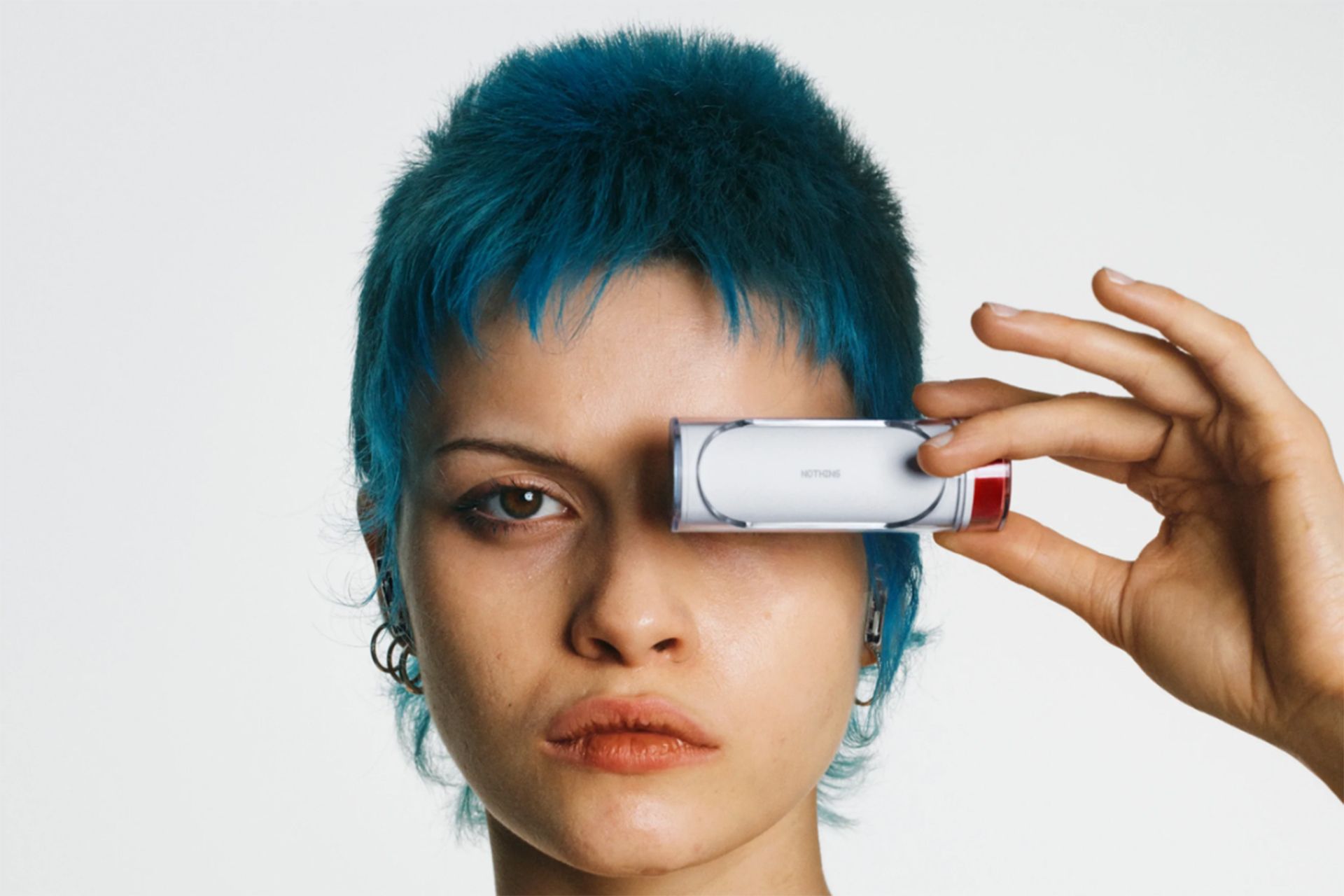 کیس شارژ استوانه‌ای ایرباد Ear Stick ناثینگ در دست یک زن