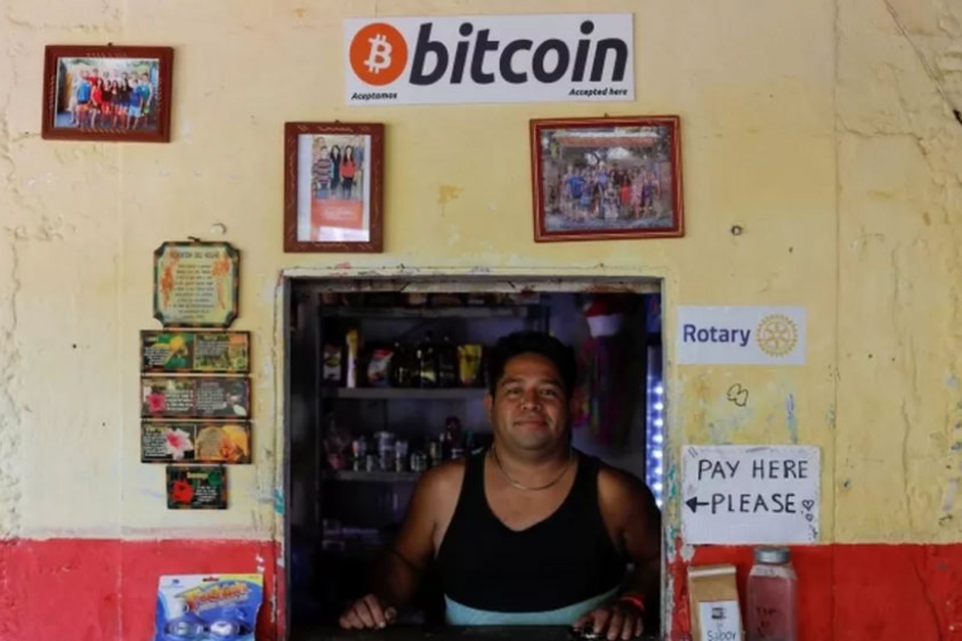 پذیرش بیت کوین Bitcoin در یک مغازه کوچک السالوادور