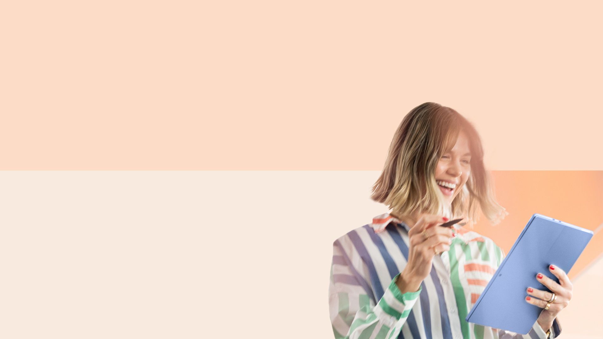 زنی در حال کار کردن با سرفیس پرو ۹