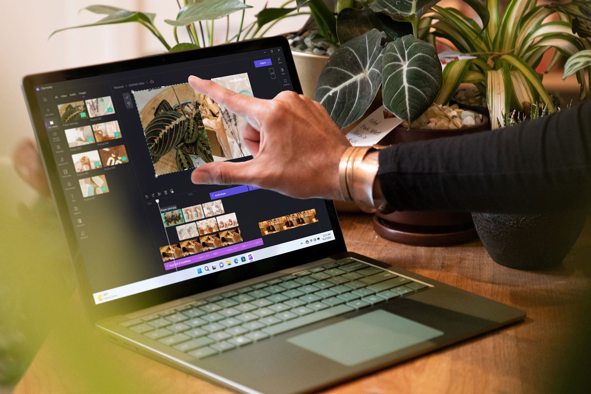 دست روی سرفیس لپ تاپ ۵ مایکروسافت Surface Laptop 5