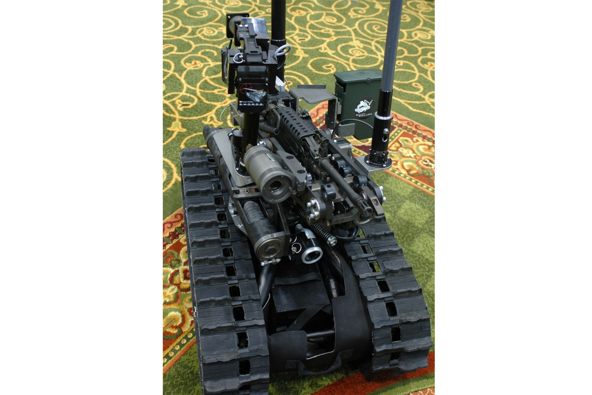 ربات مسلح به سلاح سنگین روی فرش