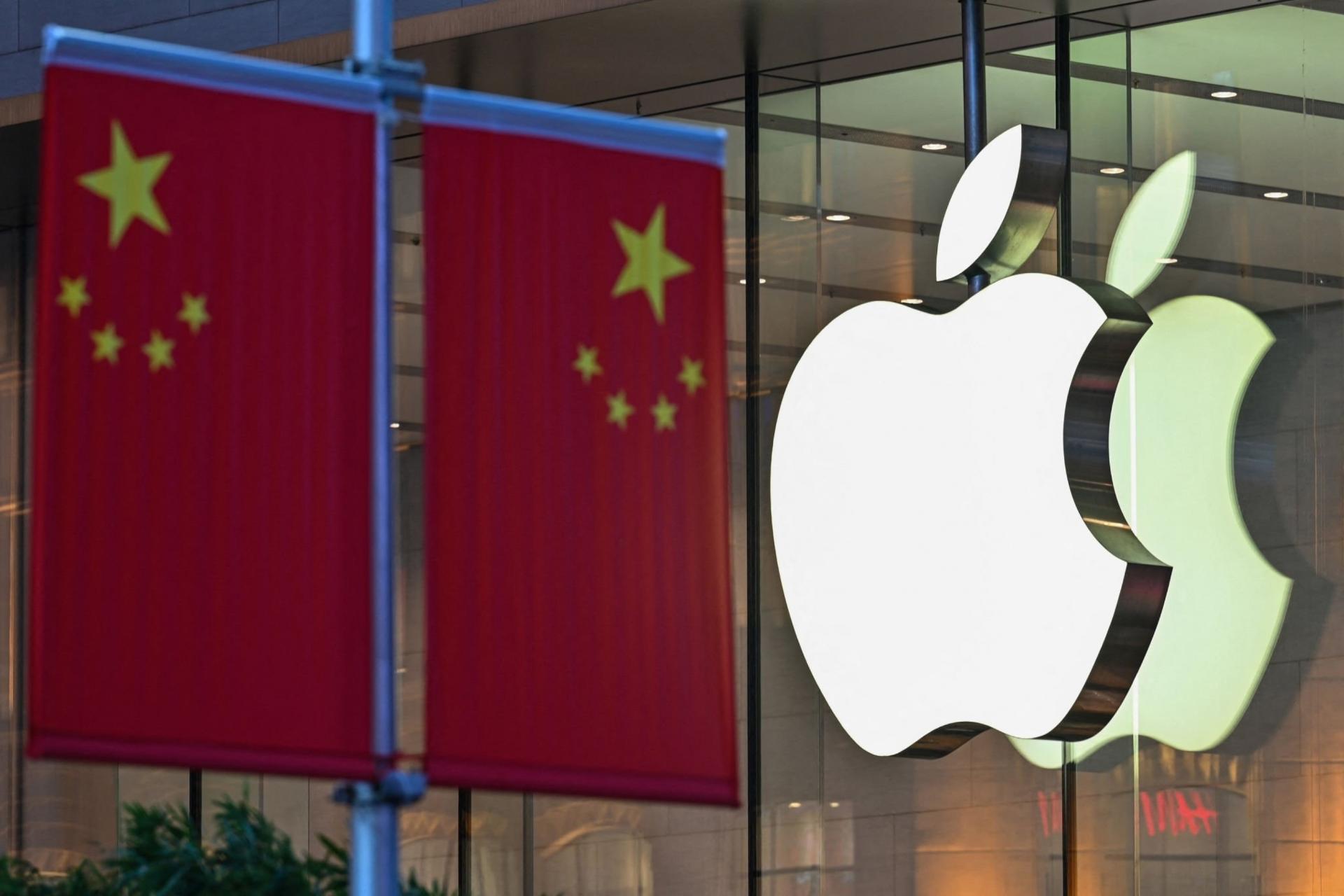 لوگو اپل Apple در کنار پرچم چین در فروشگاه