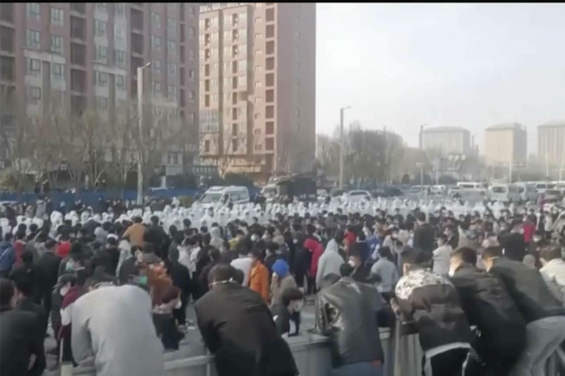اعتراض کارگران کارخانه ژنگژو آیفون سیتی چین / جمعیت مردم در حال اعتراض