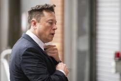 ایلان ماسک نگران Elon Musk در حال درست کردن کراوات
