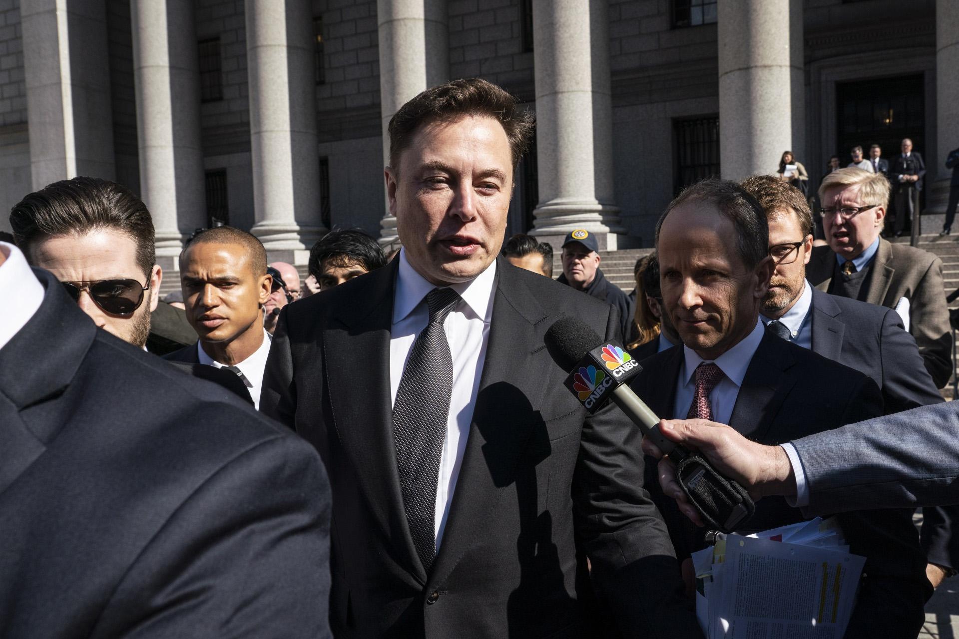 مصاحبه با ایلان ماسک Elon Musk در بین جمعیت میکروفون