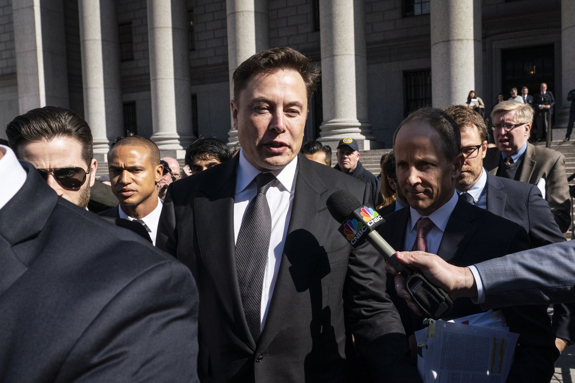 مصاحبه با ایلان ماسک Elon Musk در بین جمعیت میکروفون