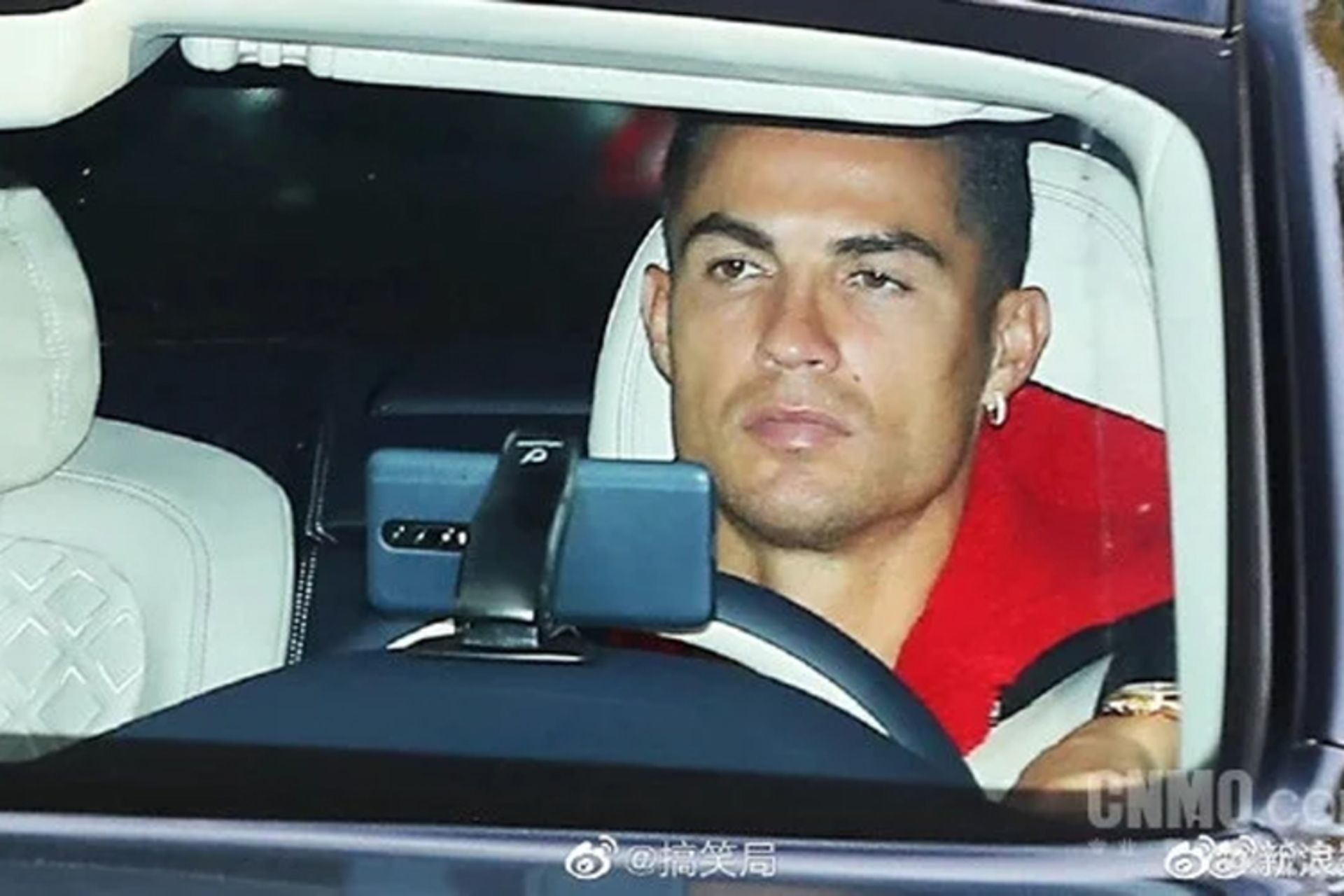 عکس جعلی رونالدو در خودرو بنتلی در حال استفاده از گوشی هواوی