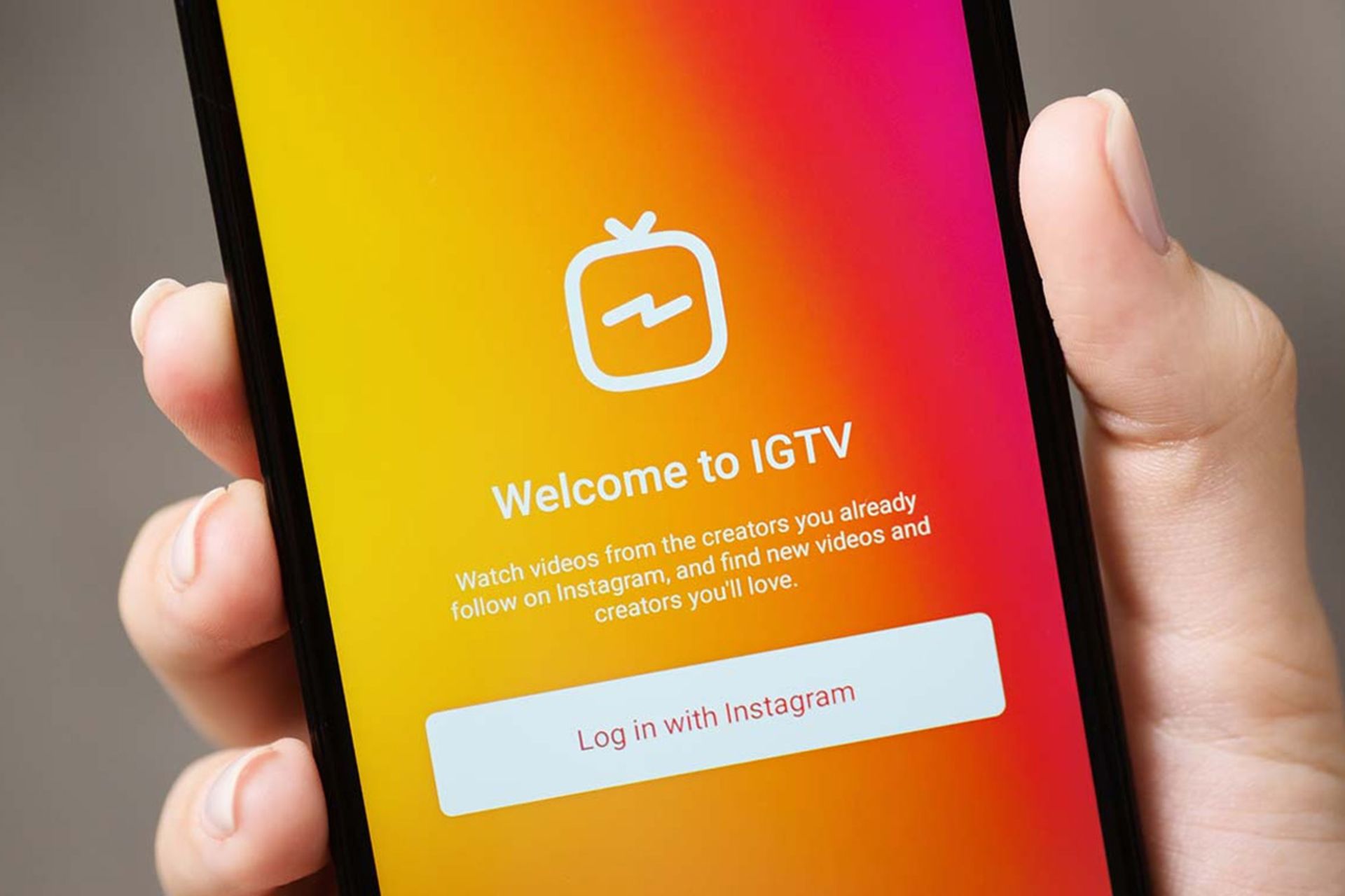 مرجع متخصصين ايران آي جي تي وي اينستاگرام IGTV روي موبايل در دست