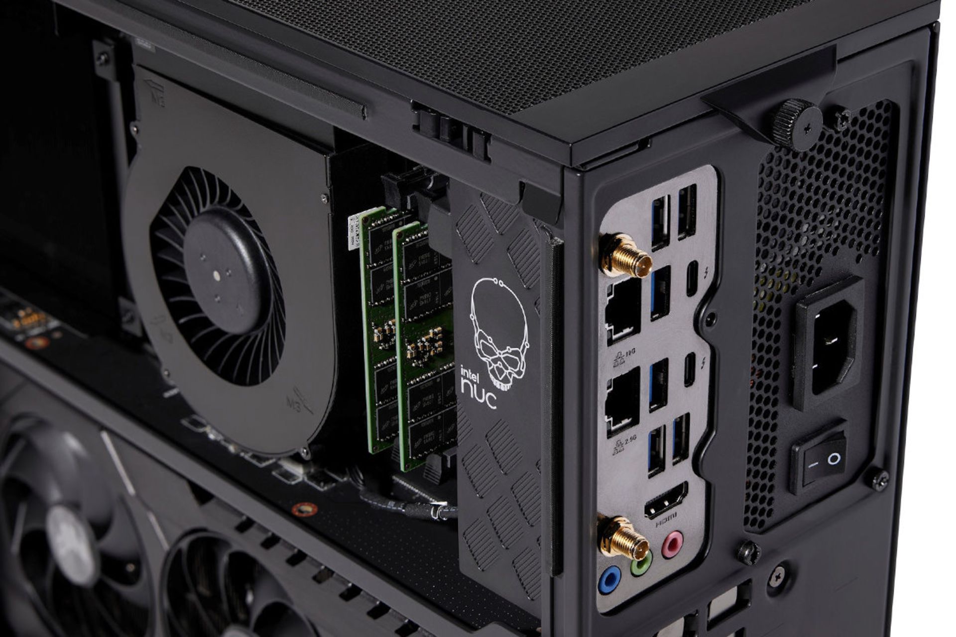 نمای نزدیک کامپیوتر Intel NUC 13 Raptor Canyon