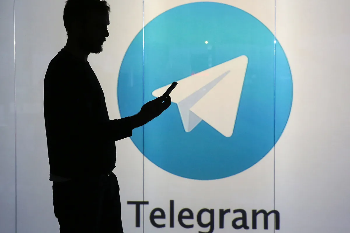 سایه مرد با لوگو تلگرام Telegram در پس زمینه