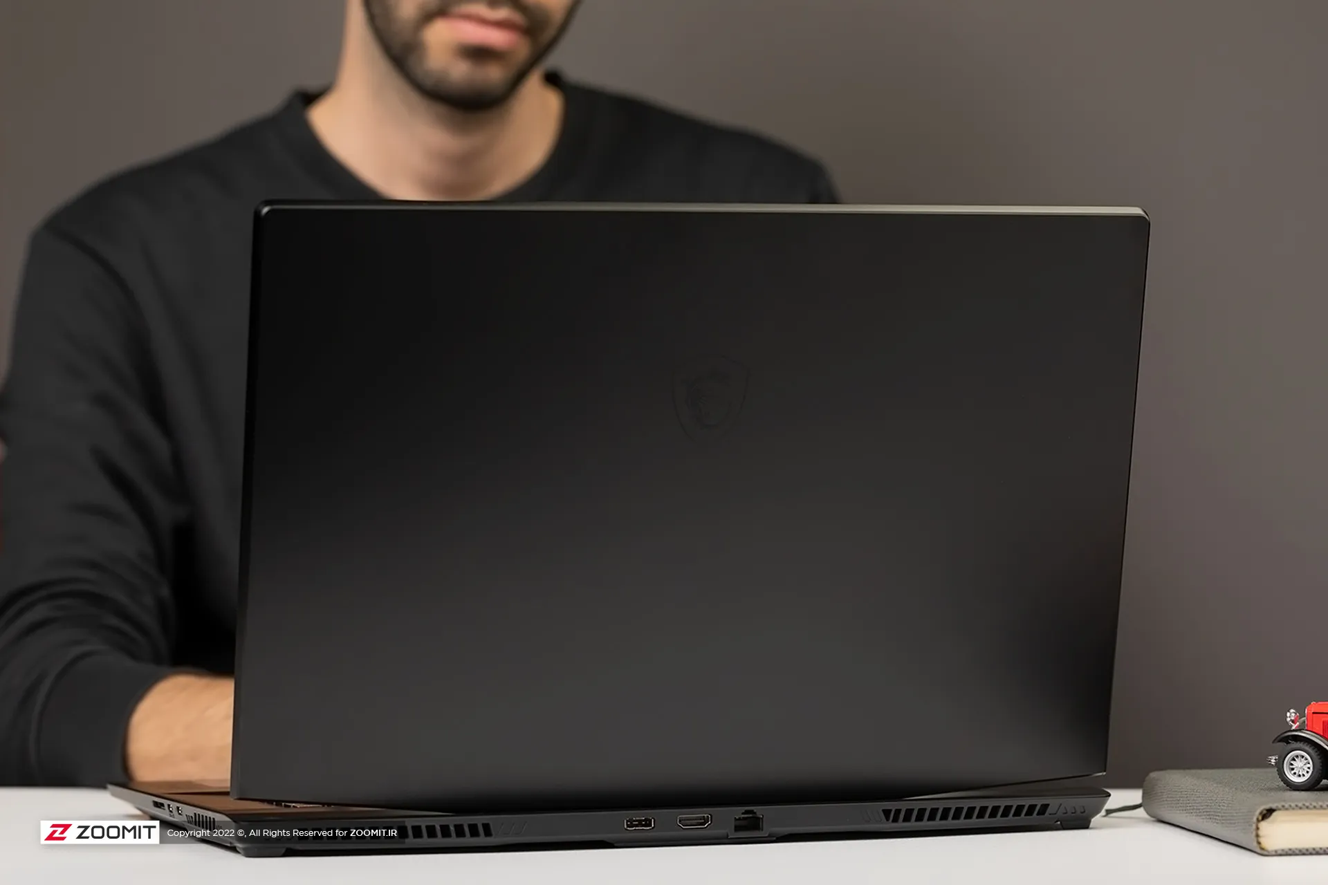 کاربر درحال کار با لپ‌تاپ گیمینگ Stealth GS77 ام‌اس‌آی